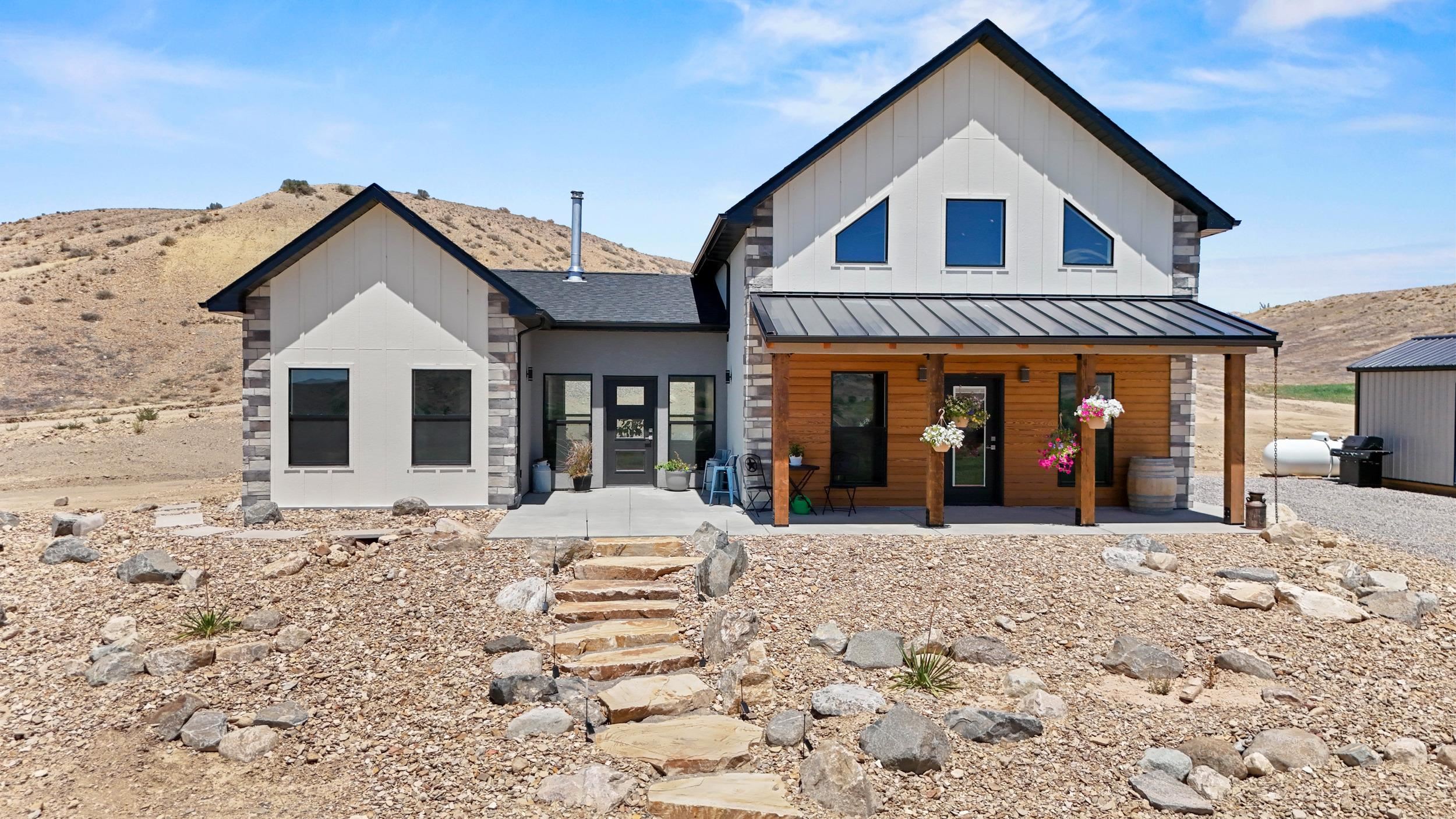 1626 10 Road Property Photo 1