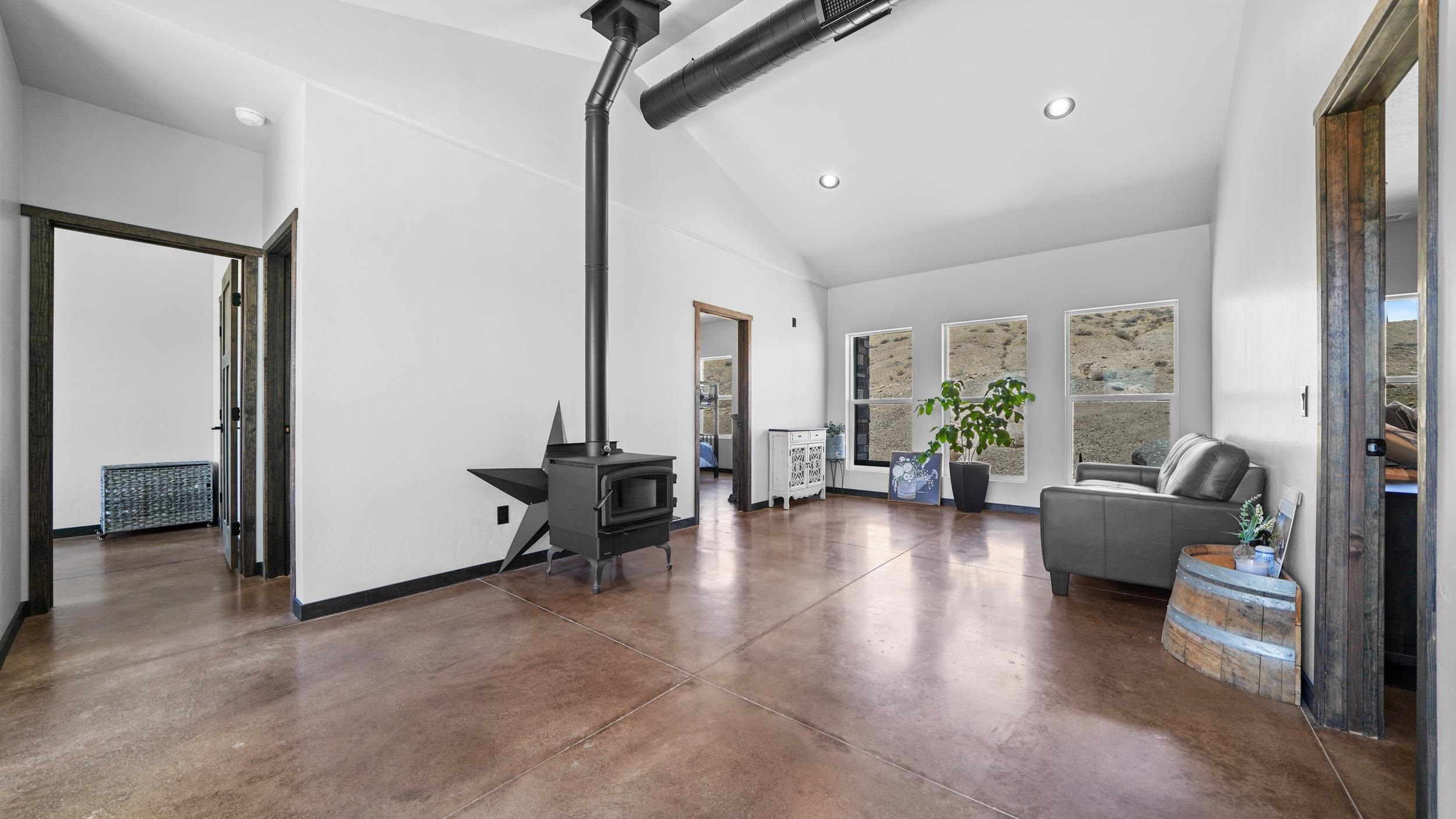 1626 10 Road Property Photo 4