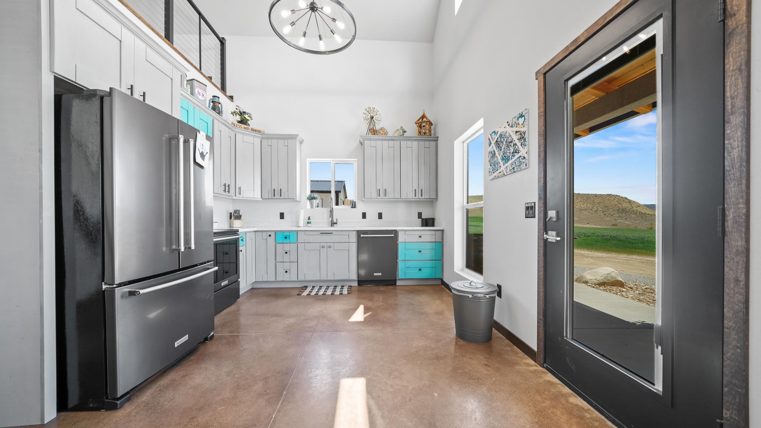 1626 10 Road Property Photo 9