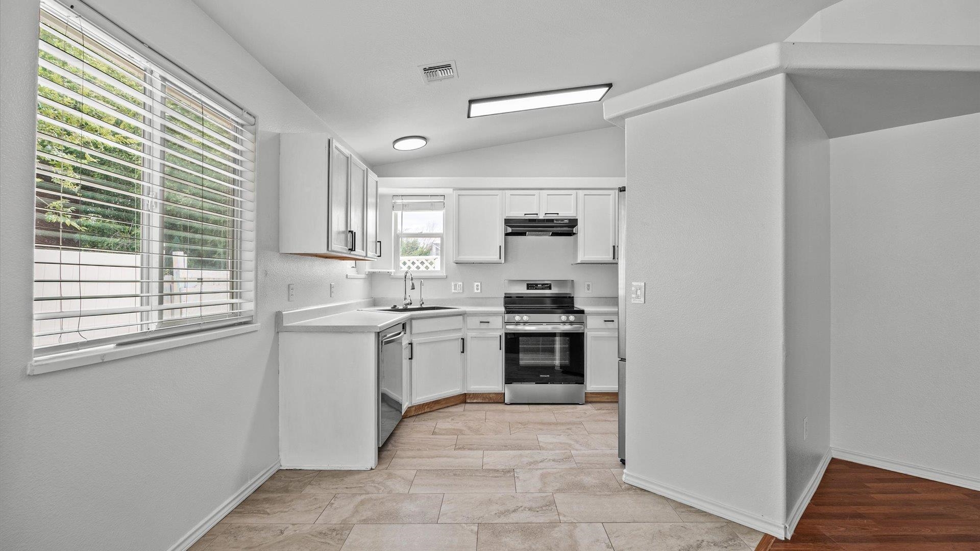 3189 Summit Way Property Photo 10