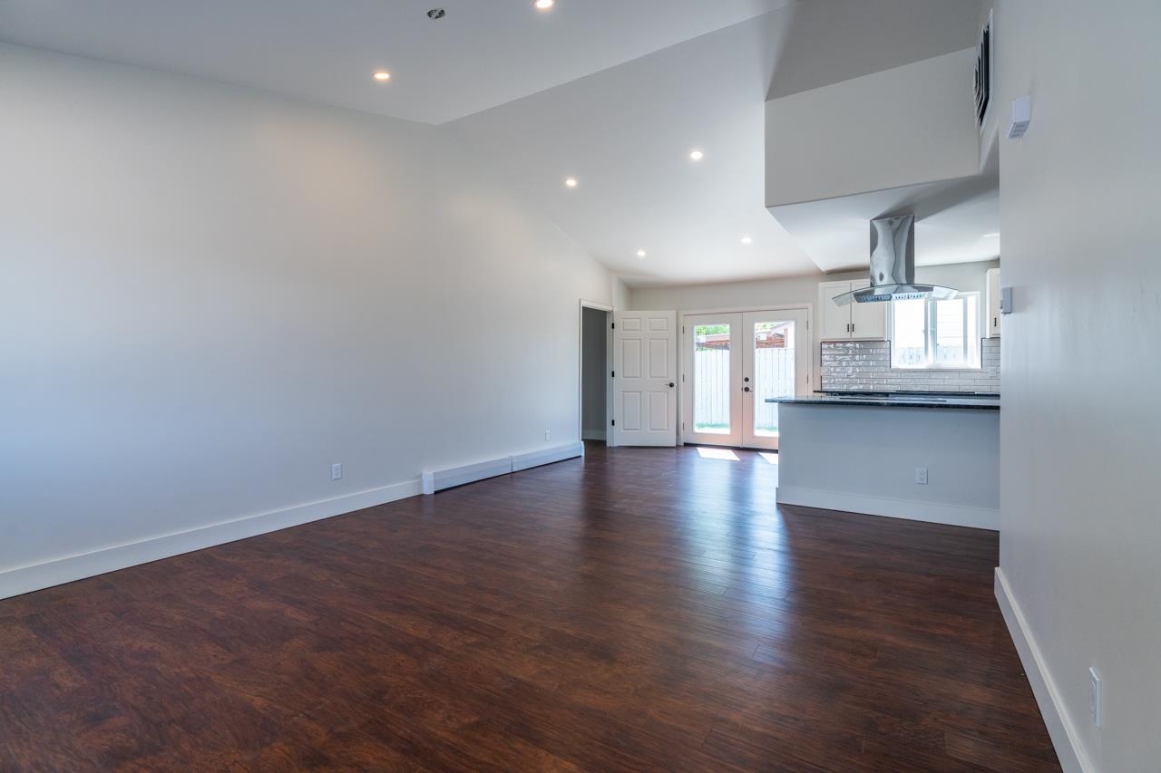 411 Cedar Glen Way Property Photo 3