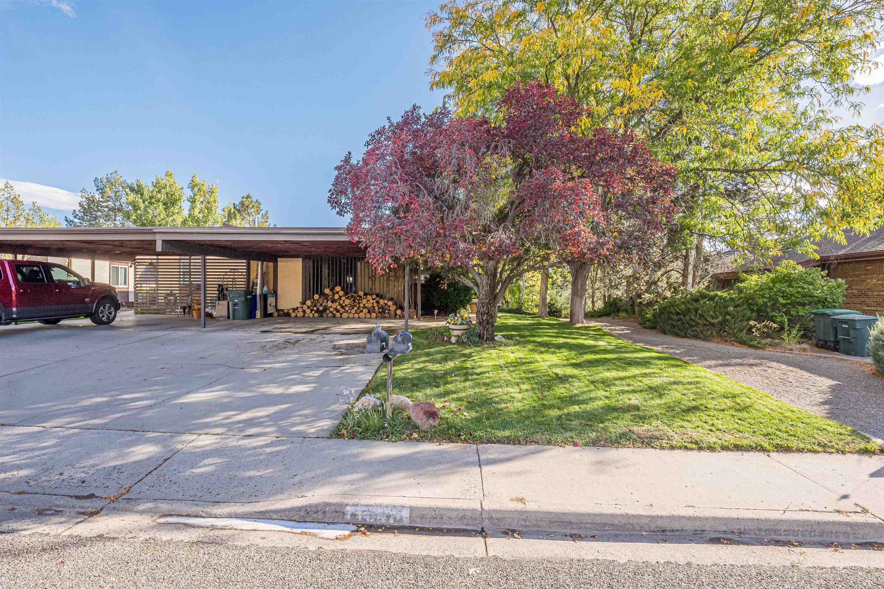 1041 Lakeside Drive Property Photo 1