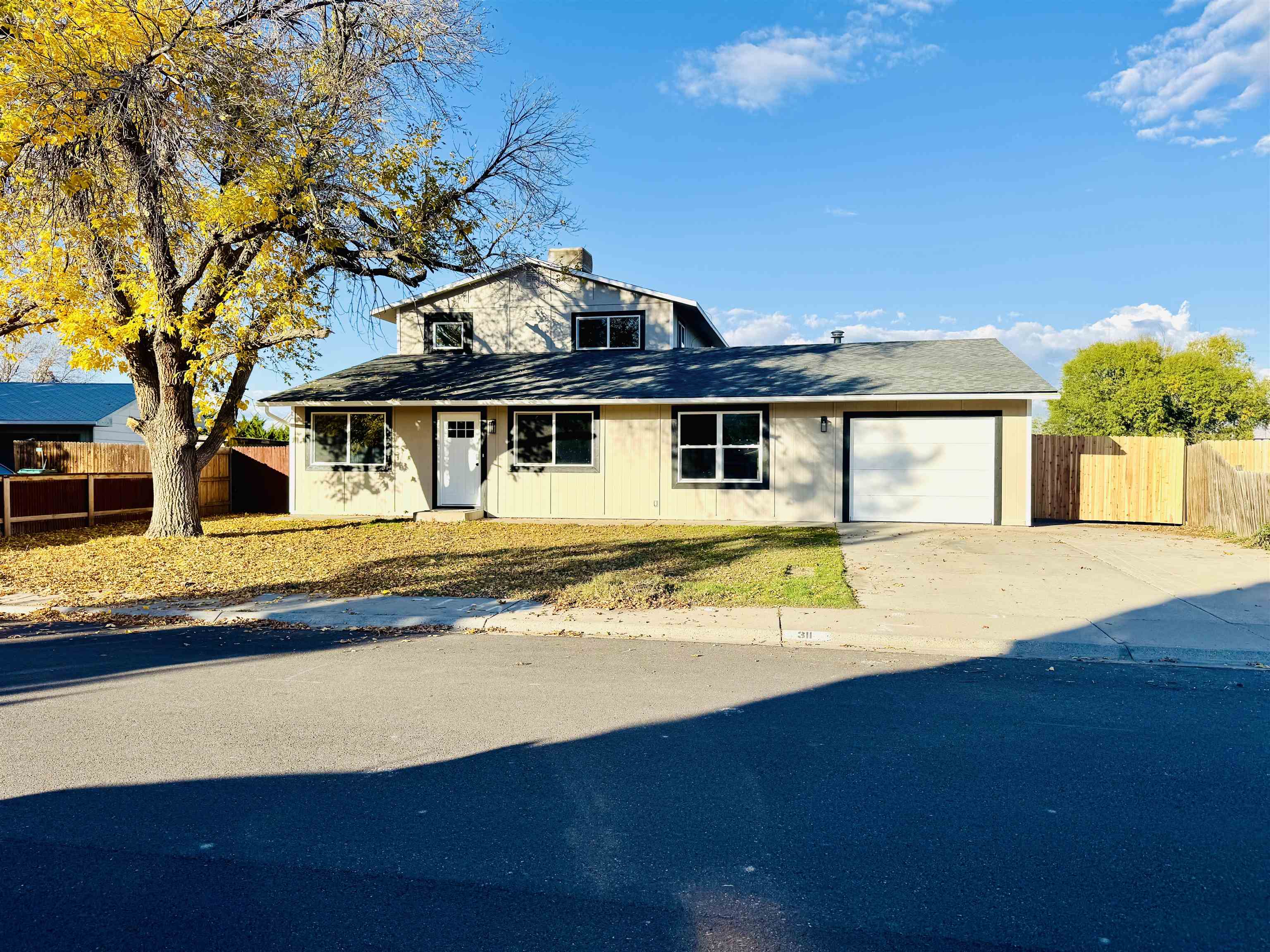 311 E Lexington Way Property Photo 1