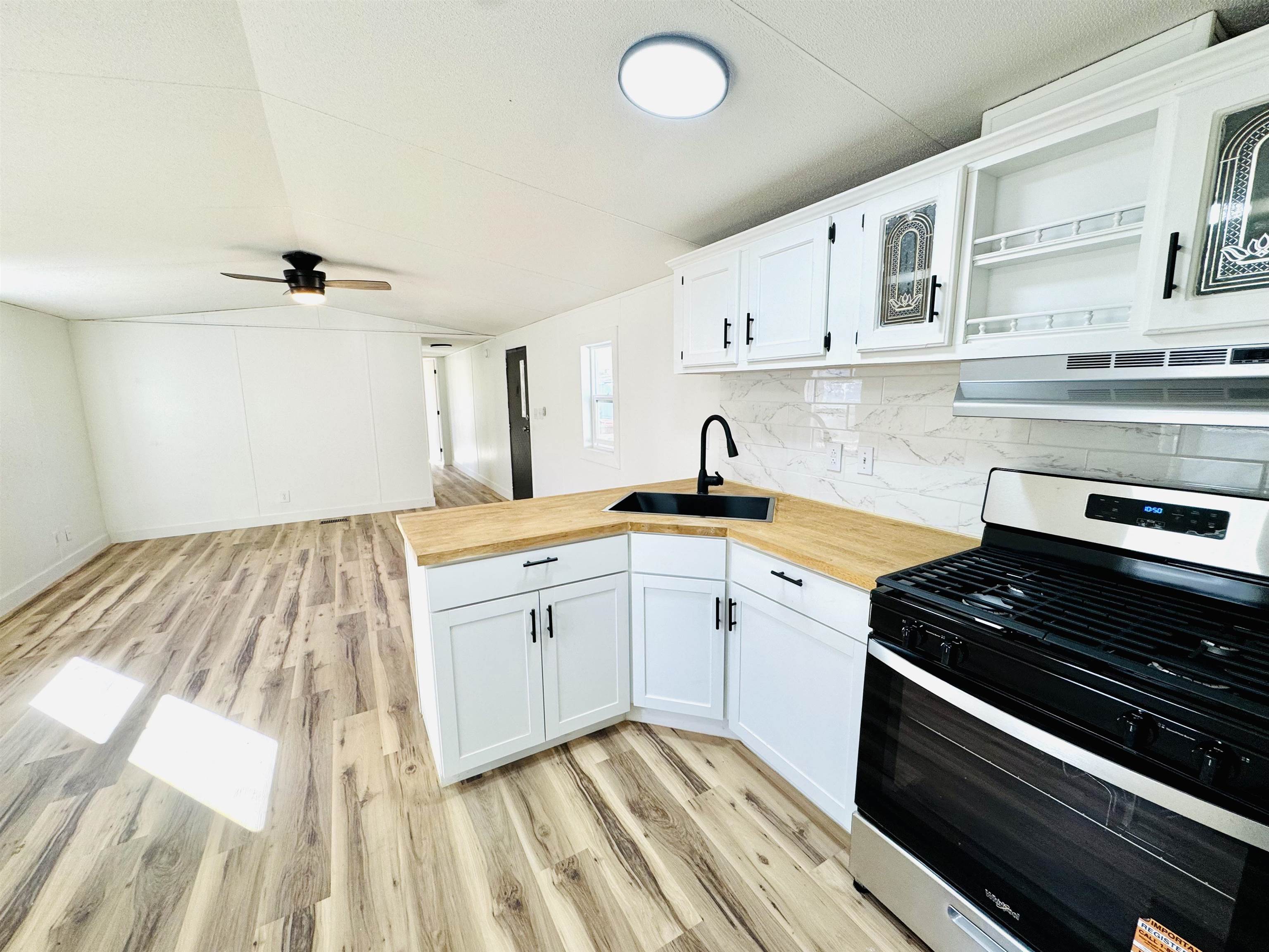 2990 1/2 Globe Willow Avenue Property Photo 10