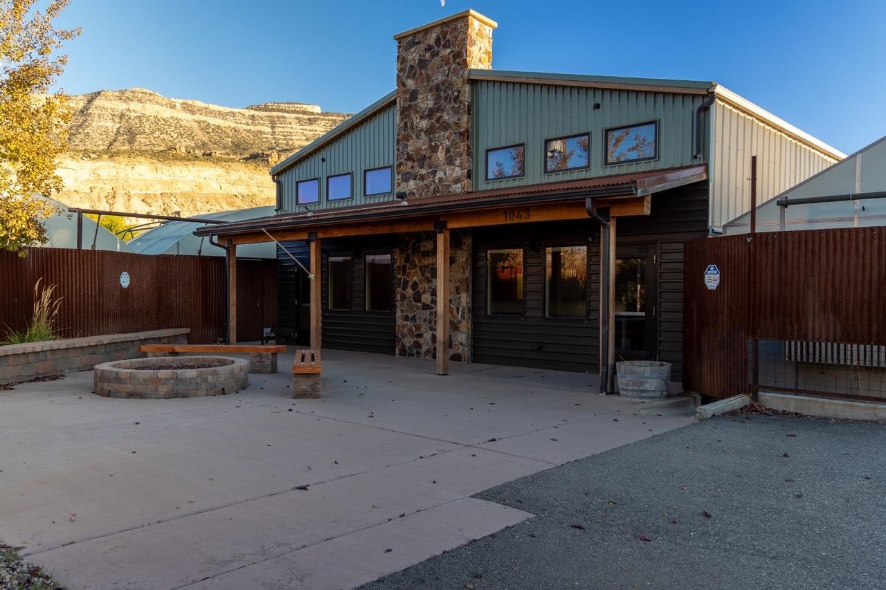 1043 N River Road Property Photo 1