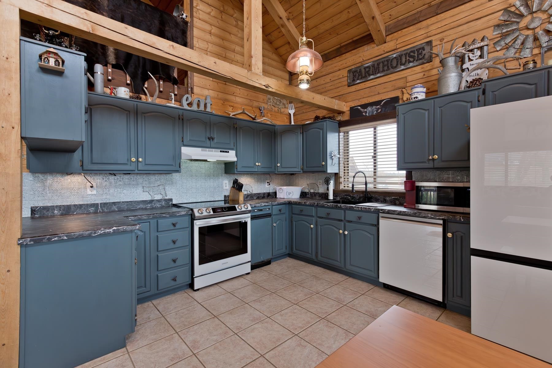 9759 48 Road Property Photo 13