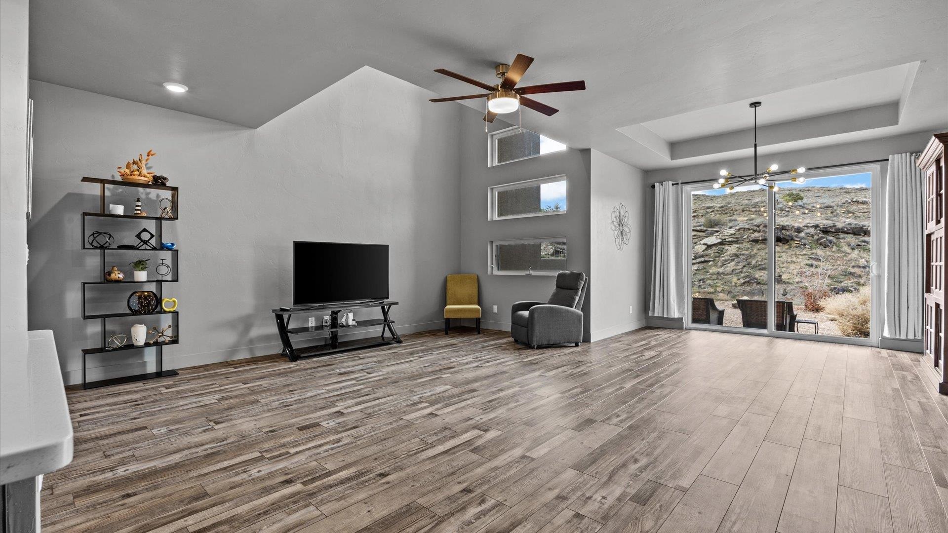 380 W Ridges Boulevard Property Photo 4