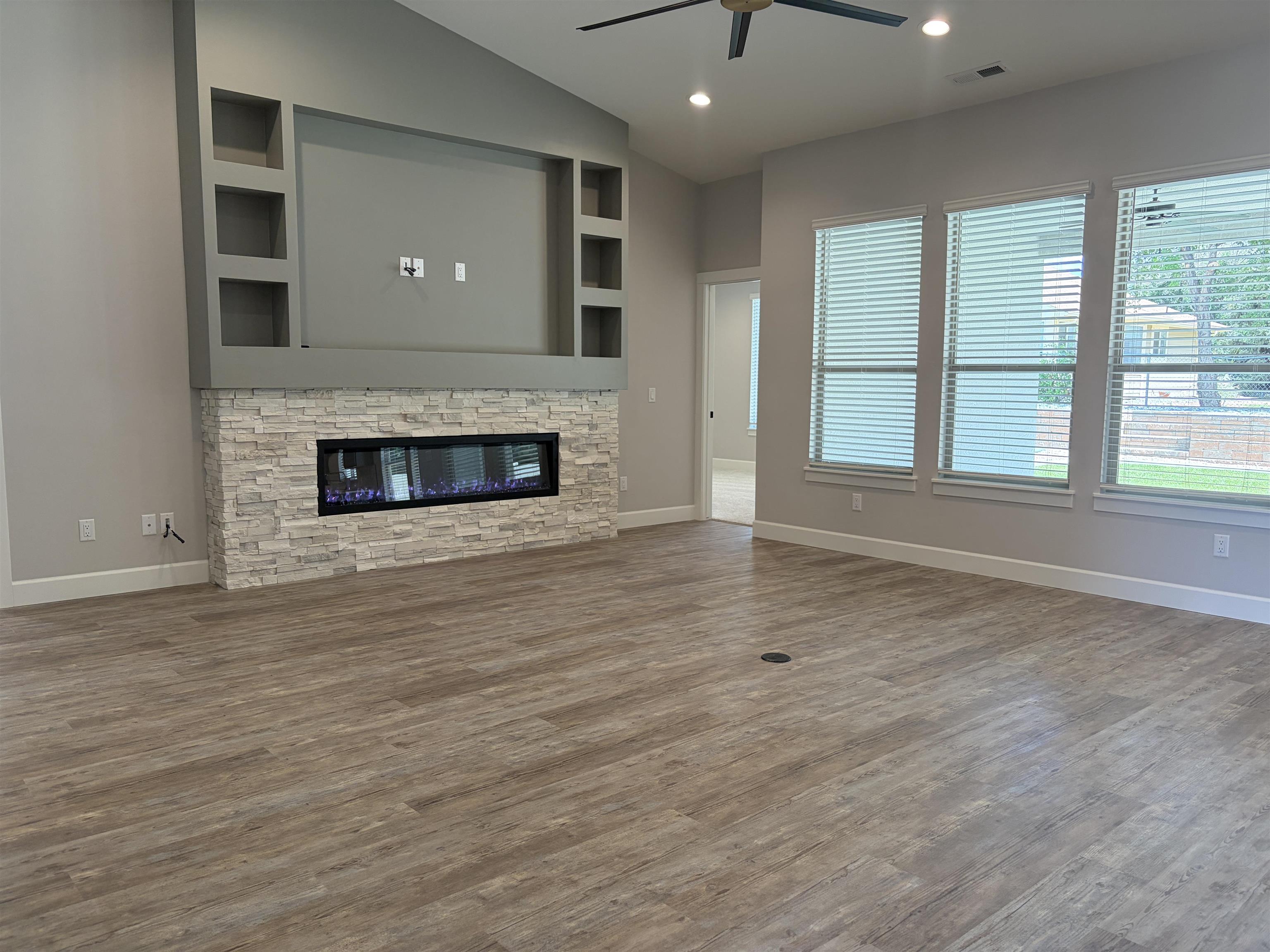 696 Arran Way Property Photo 3