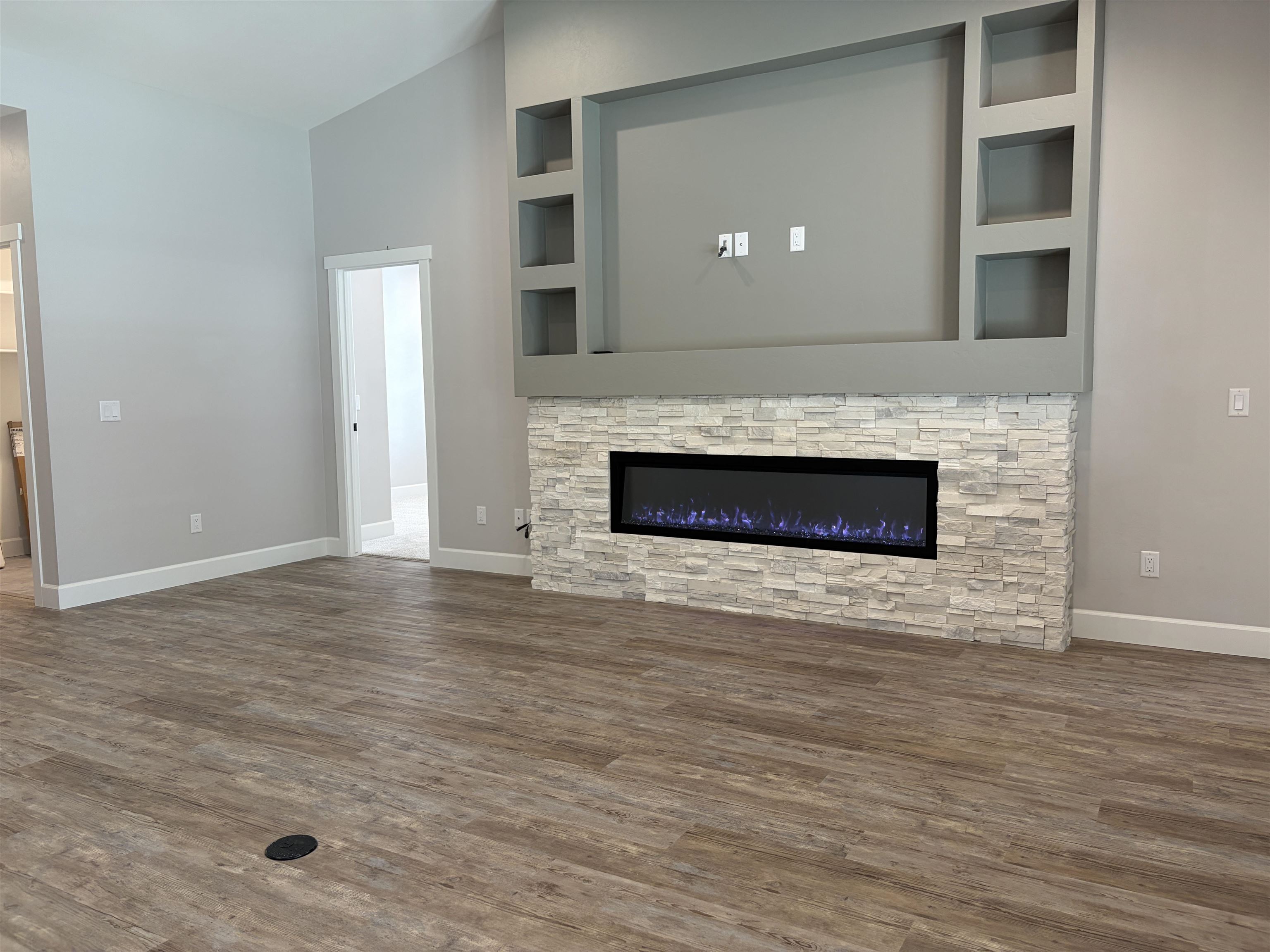 696 Arran Way Property Photo 4