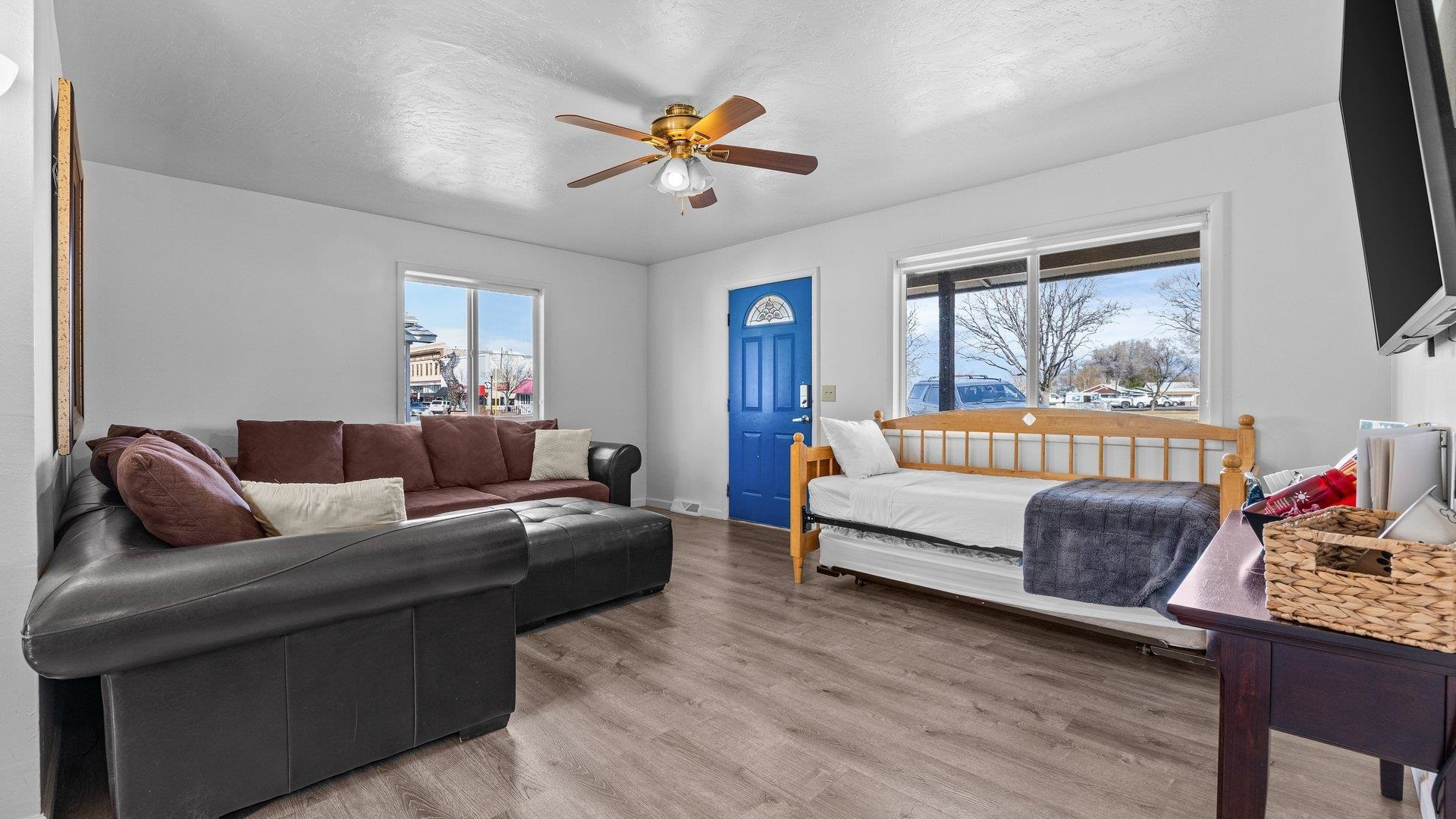 318 E Aspen Avenue Property Photo 6
