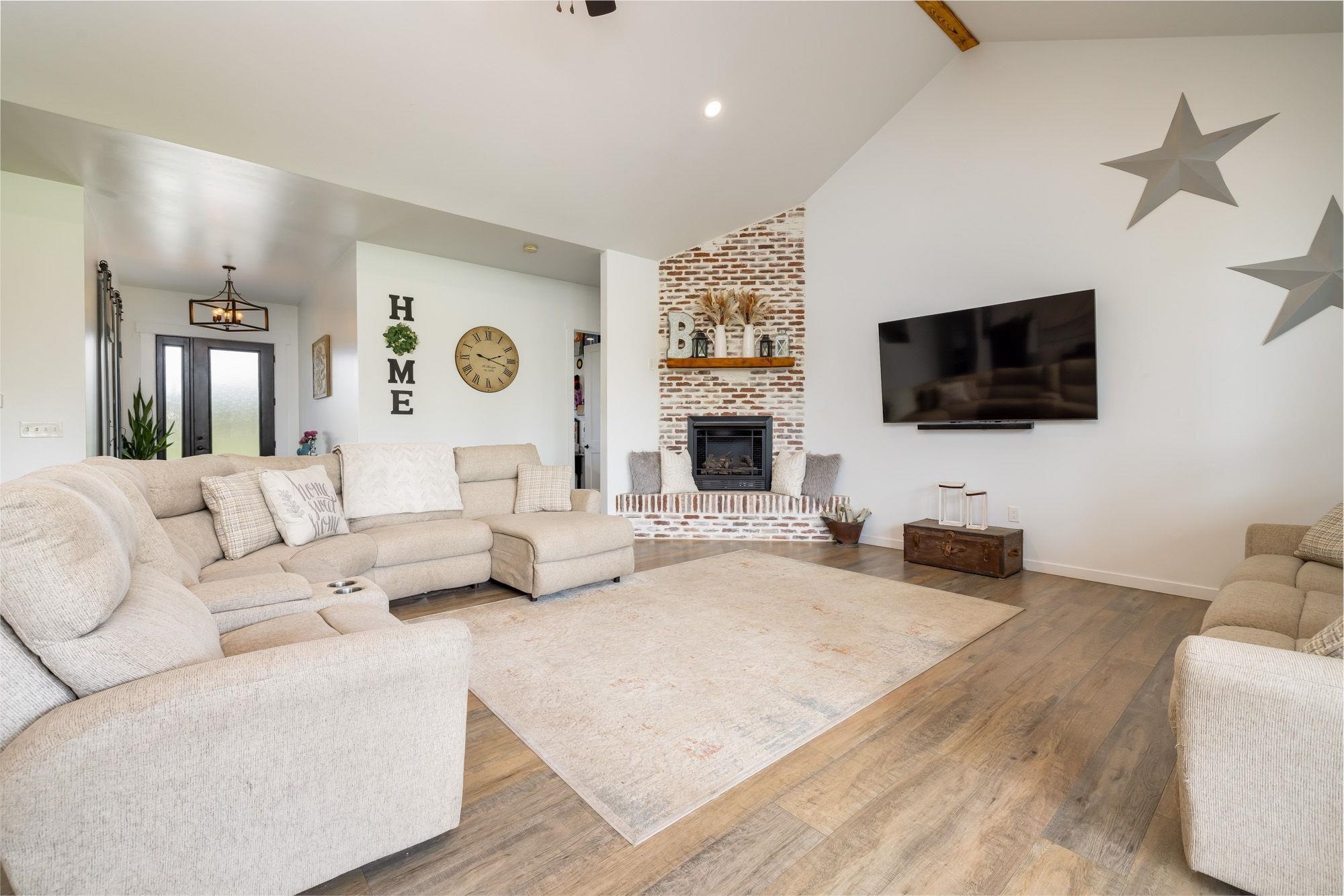 1866 J Road Property Photo 4