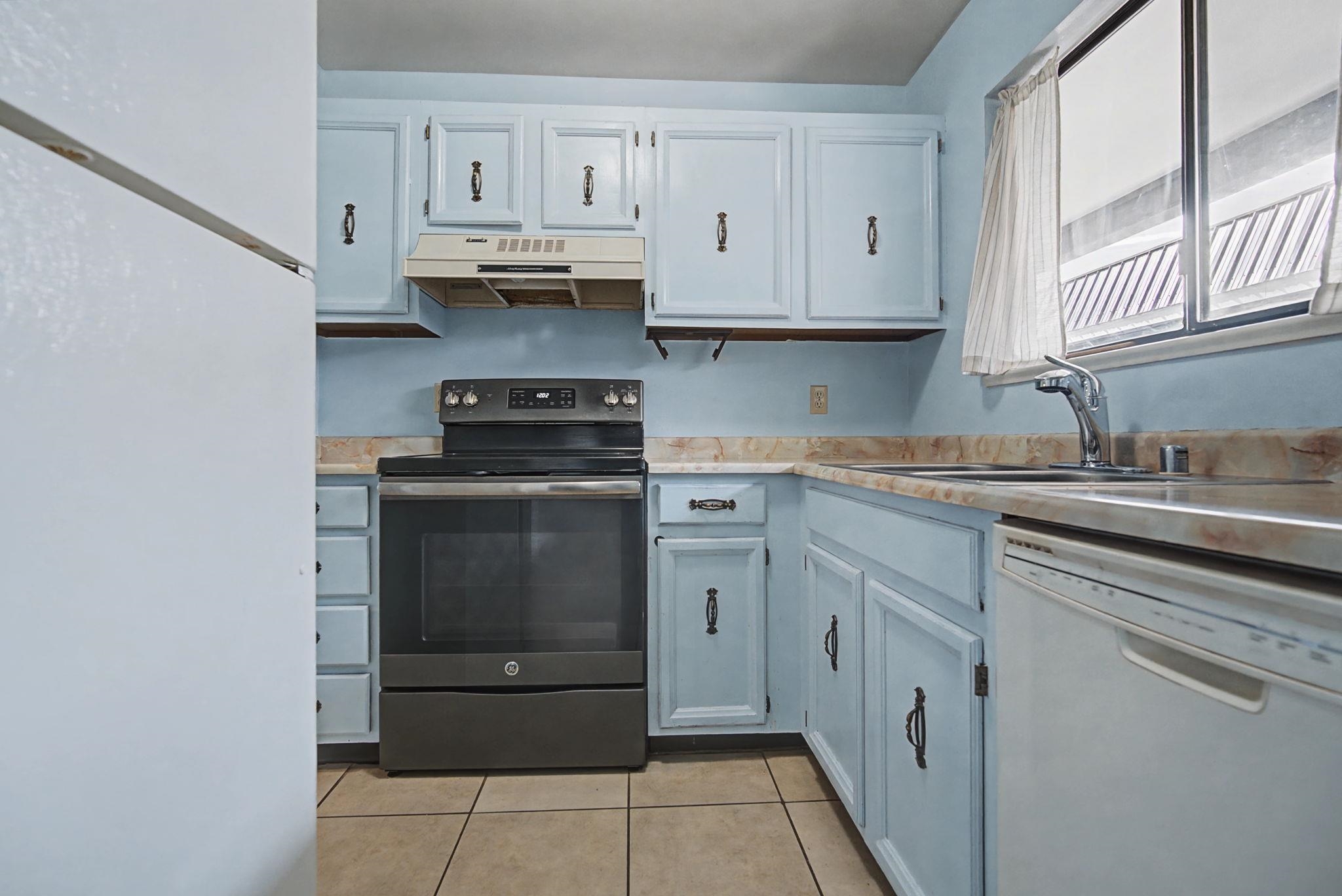 3233 Lakeside Drive Property Photo 5