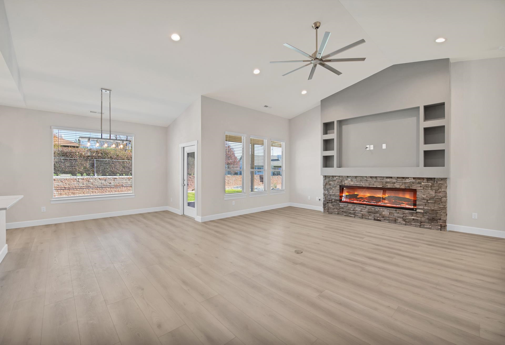 698 Arran Way Property Photo 3