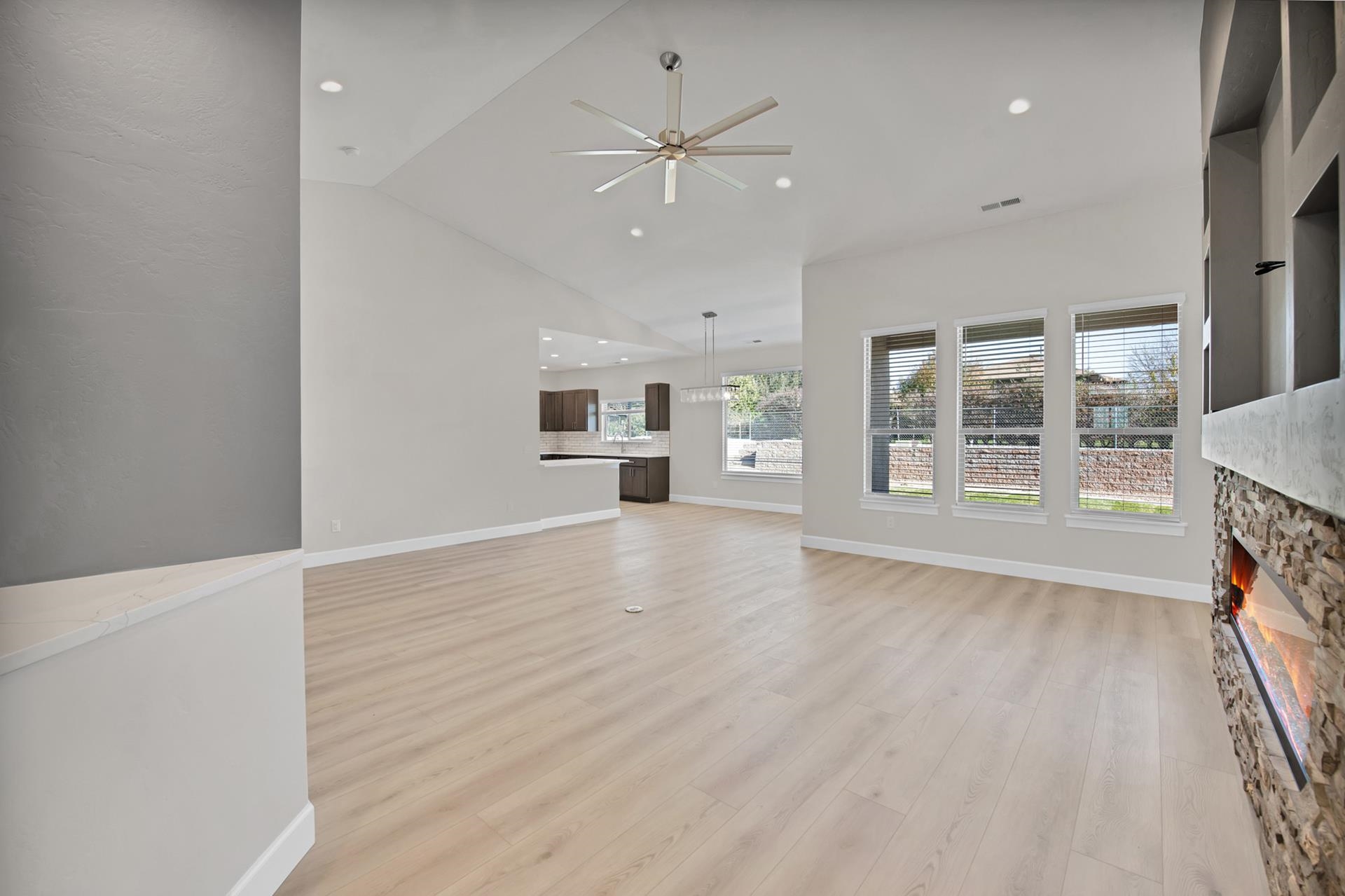 698 Arran Way Property Photo 8
