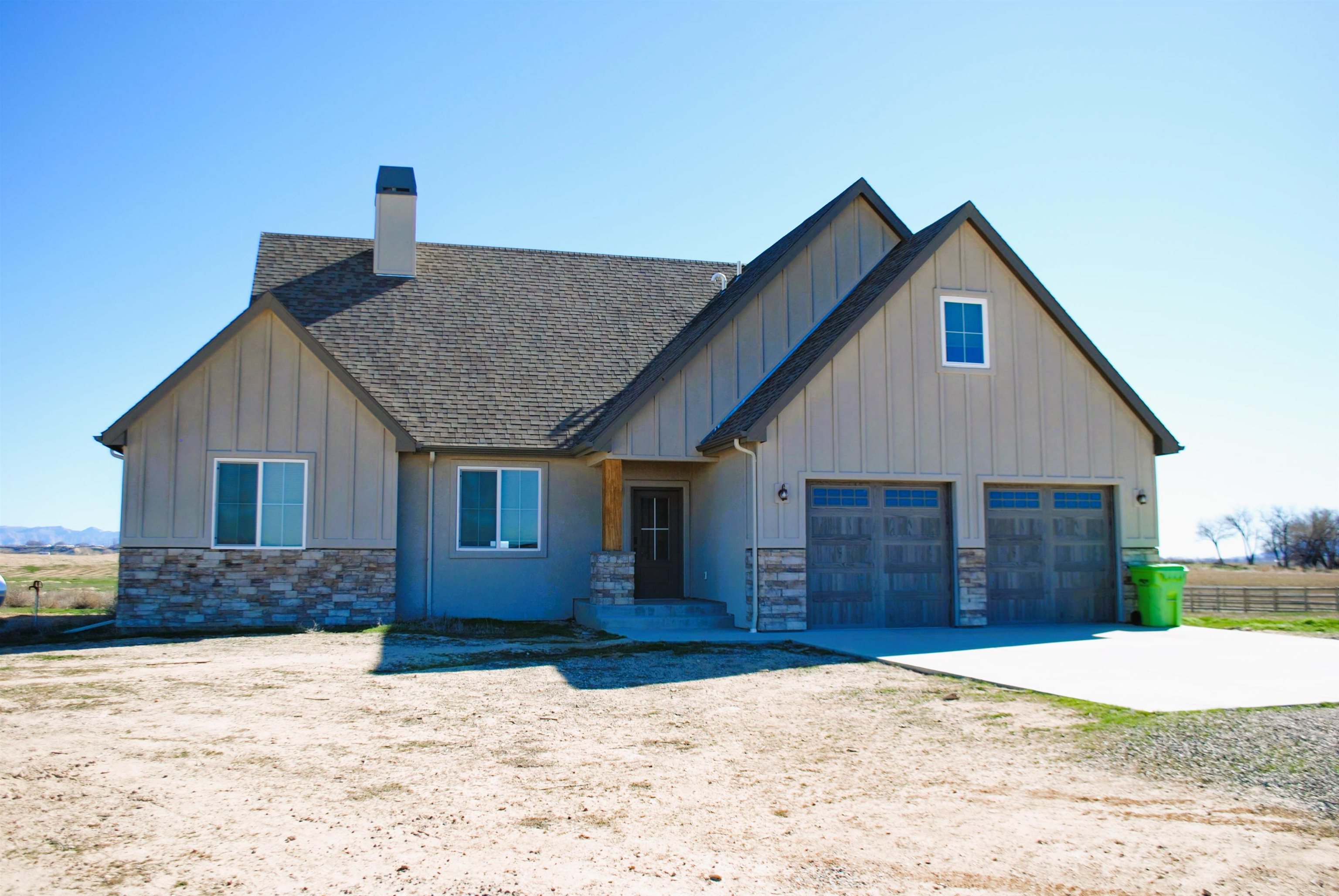 1660 8 Road Property Photo 1