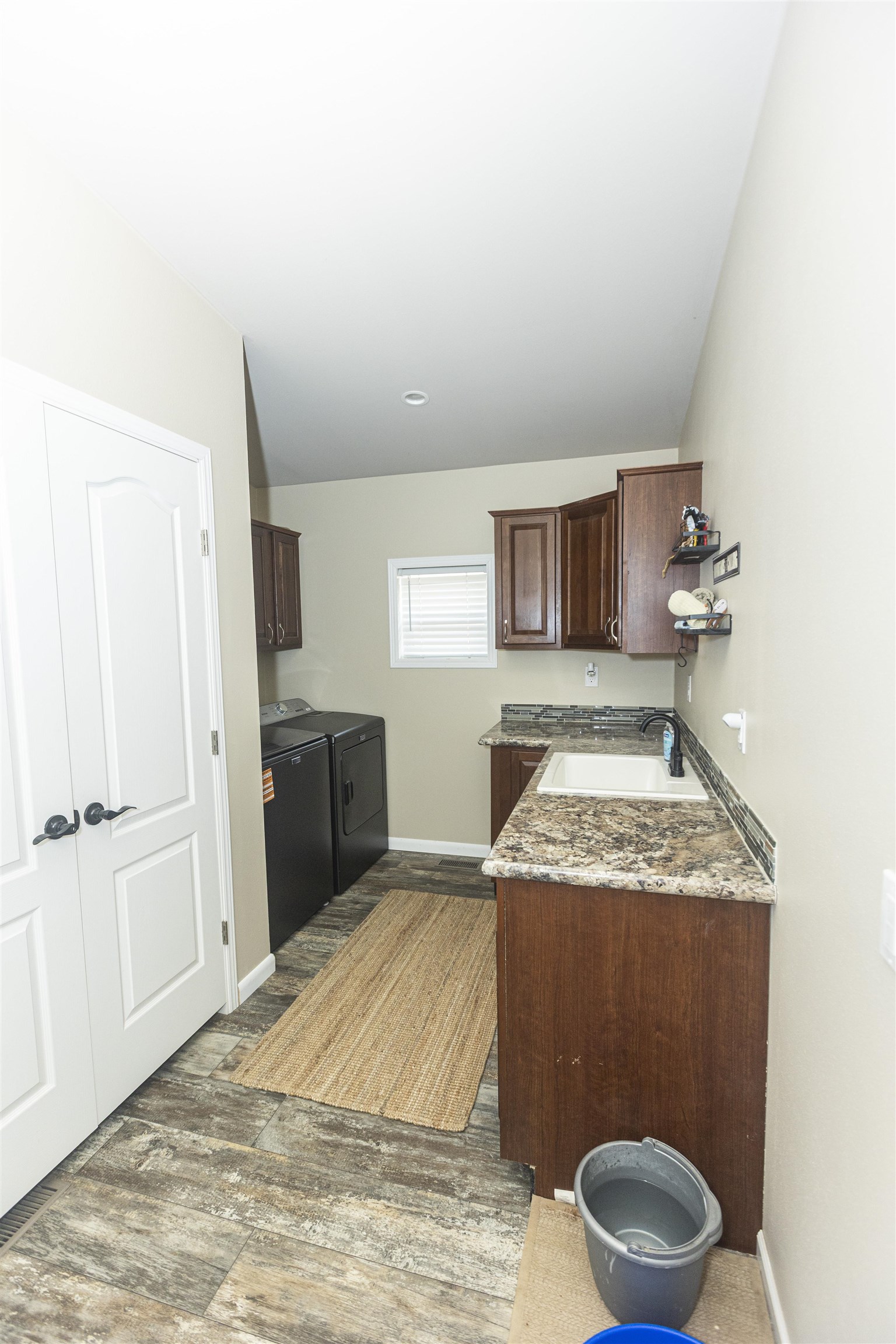 2432 Pioneer Way Property Photo 10