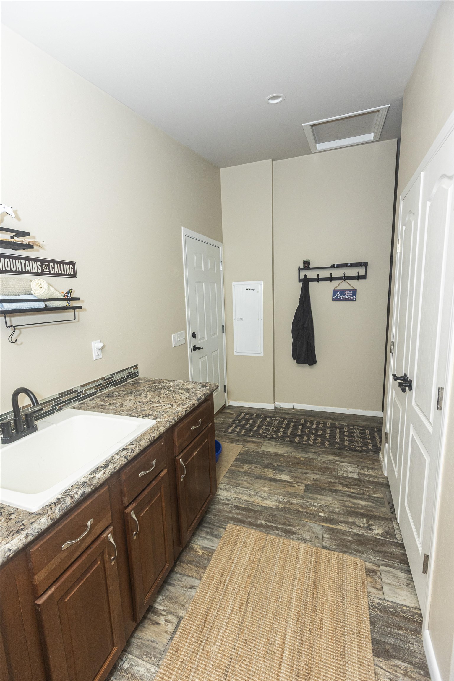 2432 Pioneer Way Property Photo 11