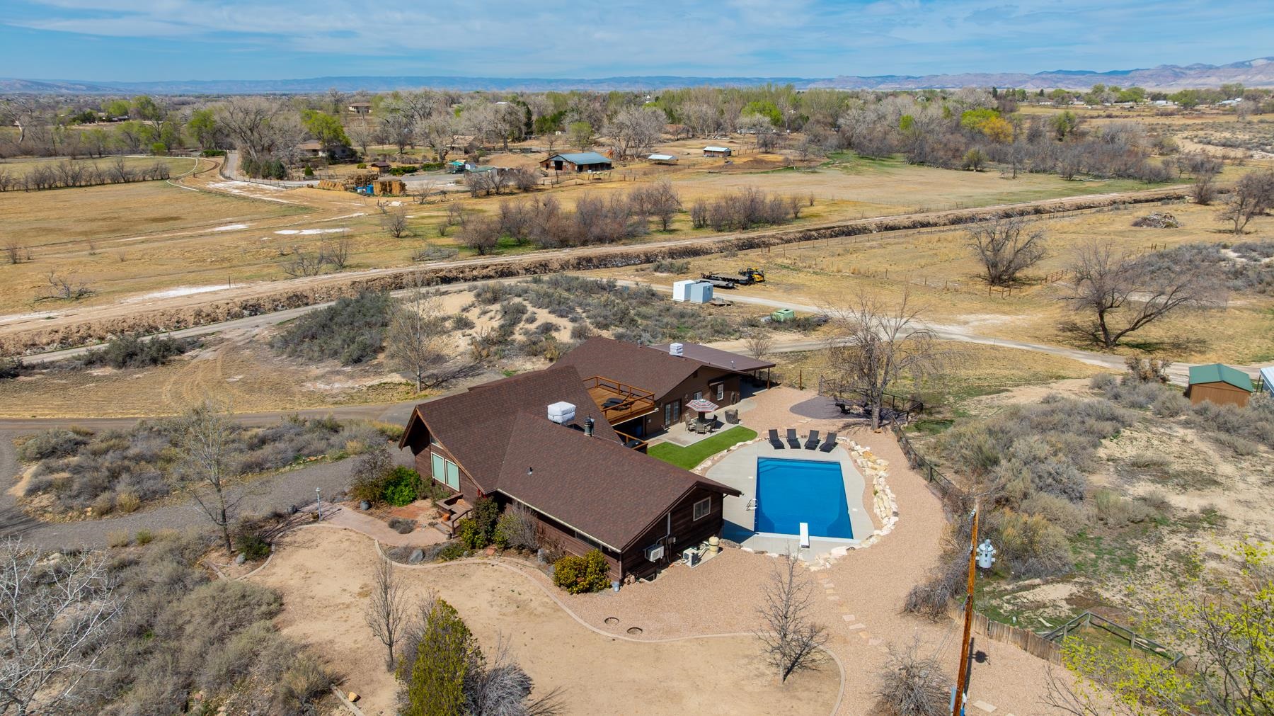 2472 H Road Property Photo 5