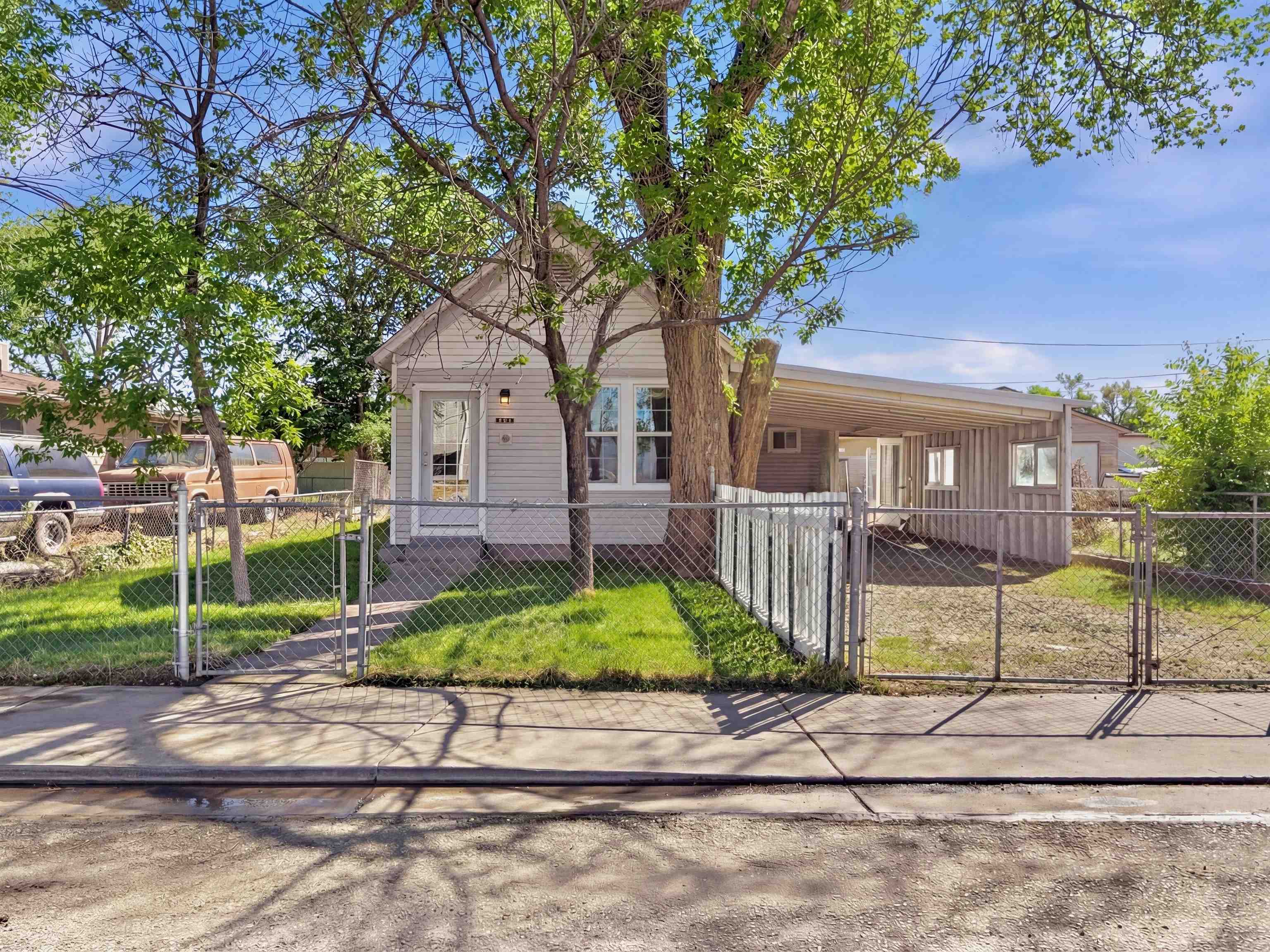 252 S Peach Street Property Photo 1