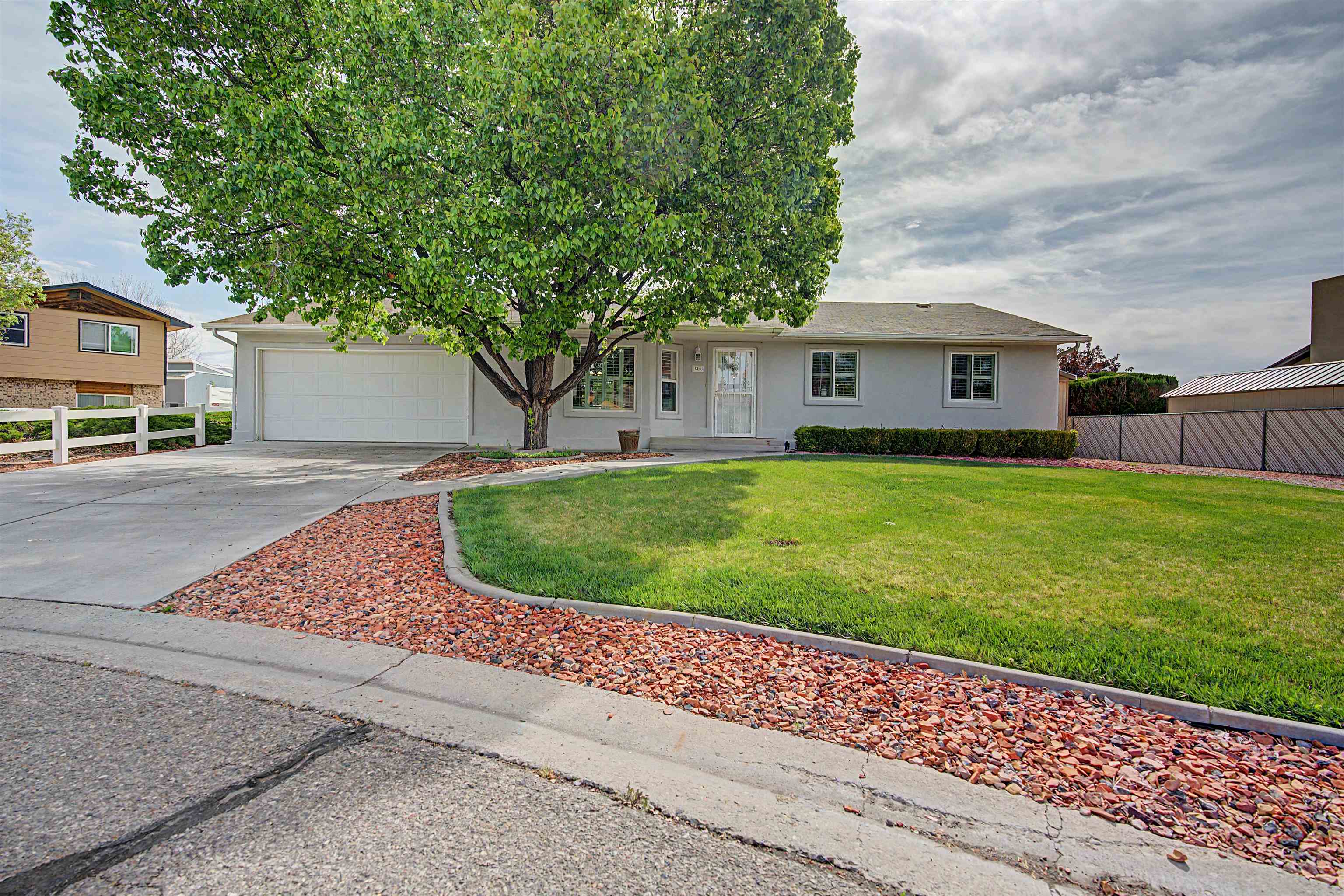 596 E Valley Court