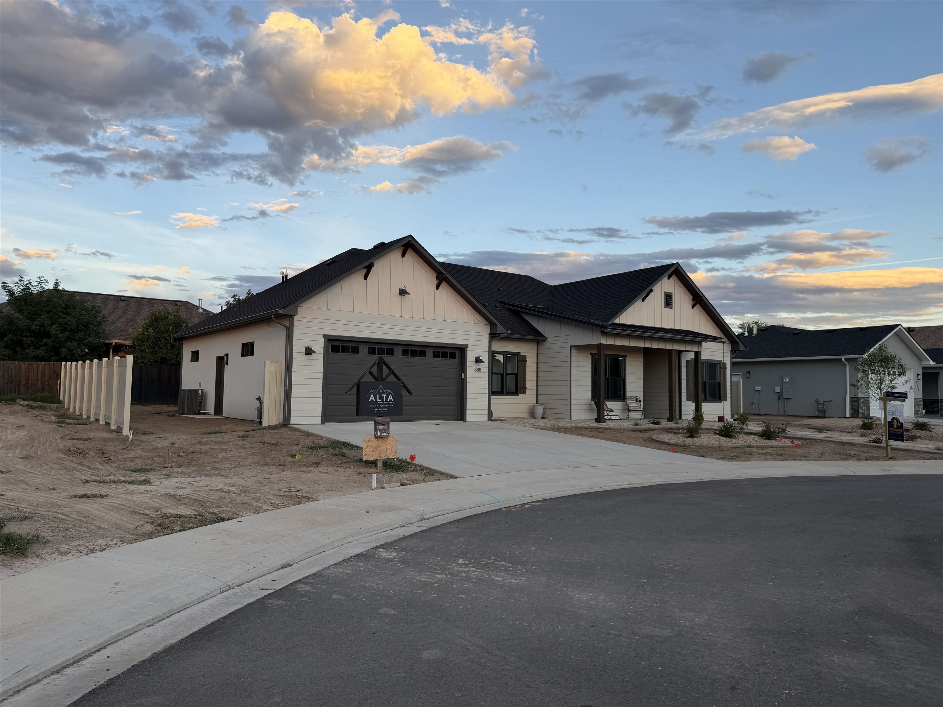 388 Hatchet Canyon Circle Property Photo 3