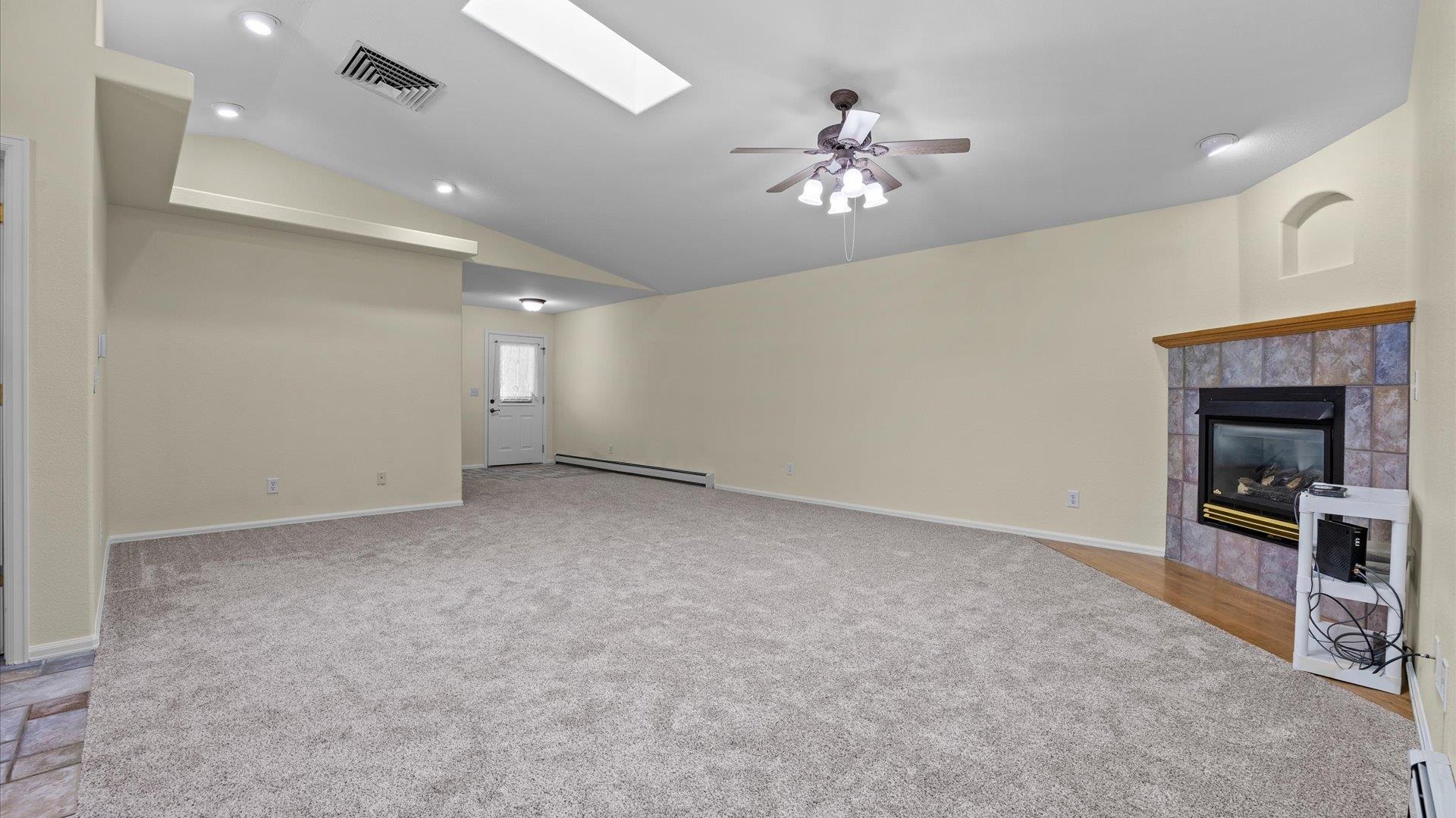 1533 Crest View Way Property Photo 3