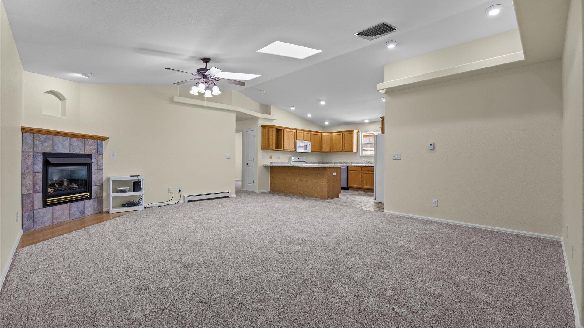 1533 Crest View Way Property Photo 4