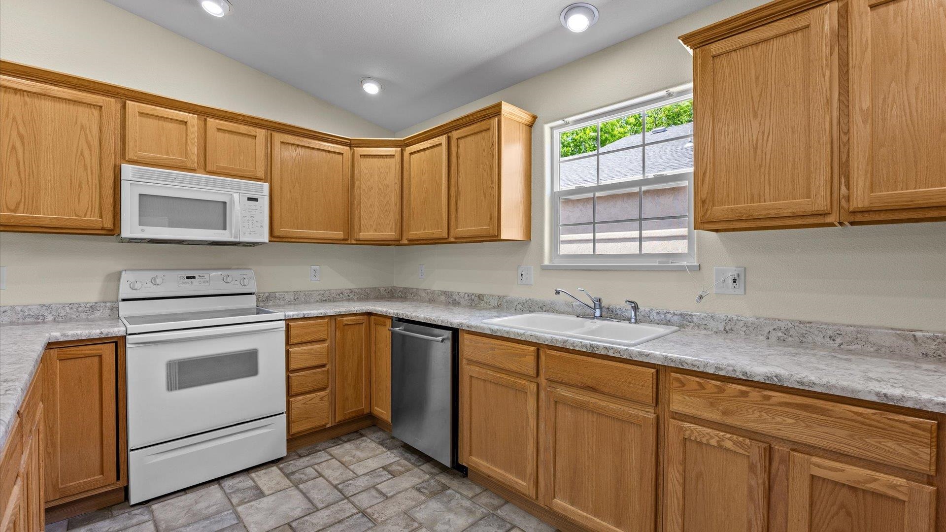1533 Crest View Way Property Photo 6