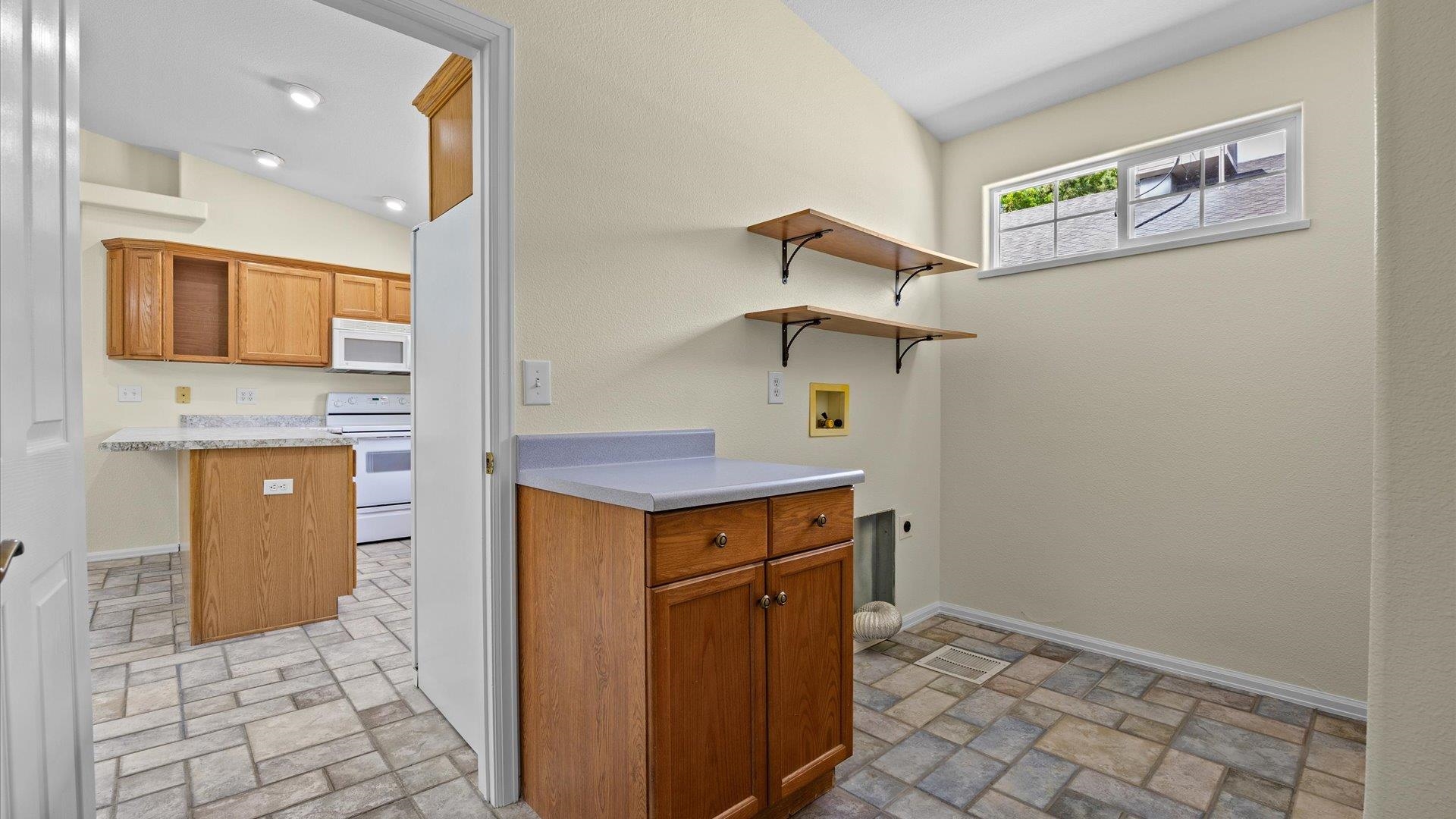 1533 Crest View Way Property Photo 8