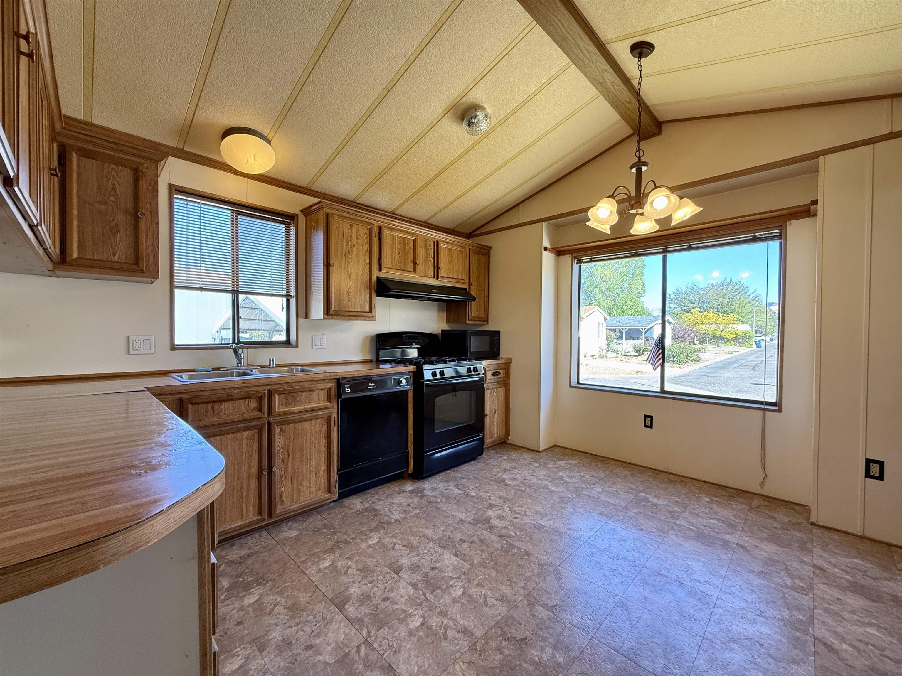 3251 E Road Property Photo 6