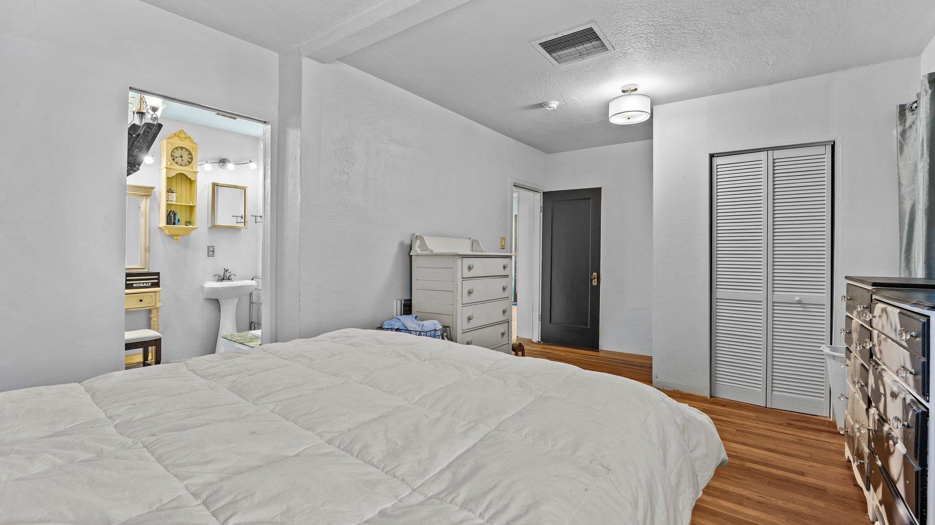 2483 S Broadway Property Photo 16