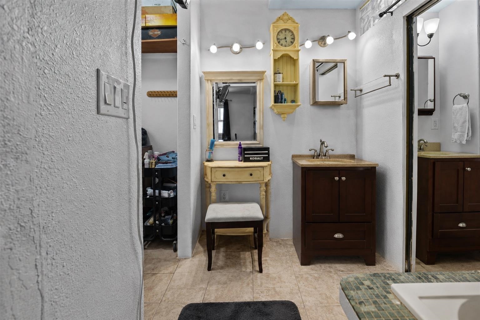 2483 S Broadway Property Photo 17