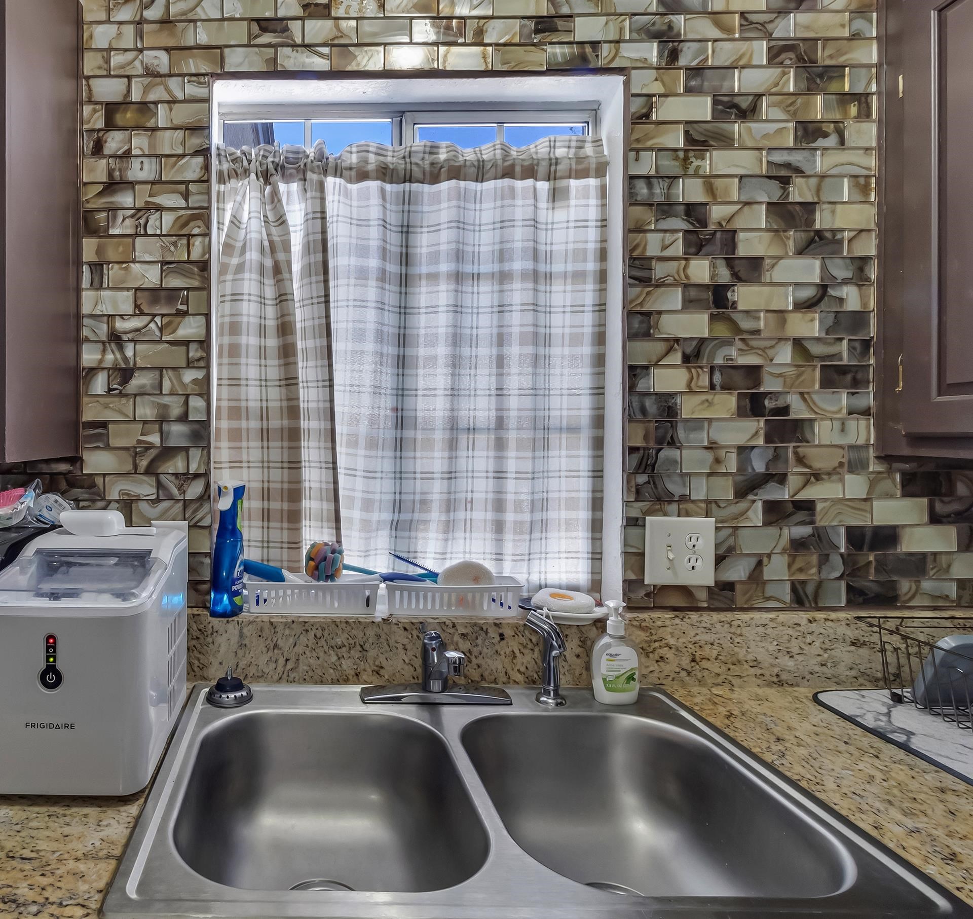 2845 North Avenue Property Photo 18