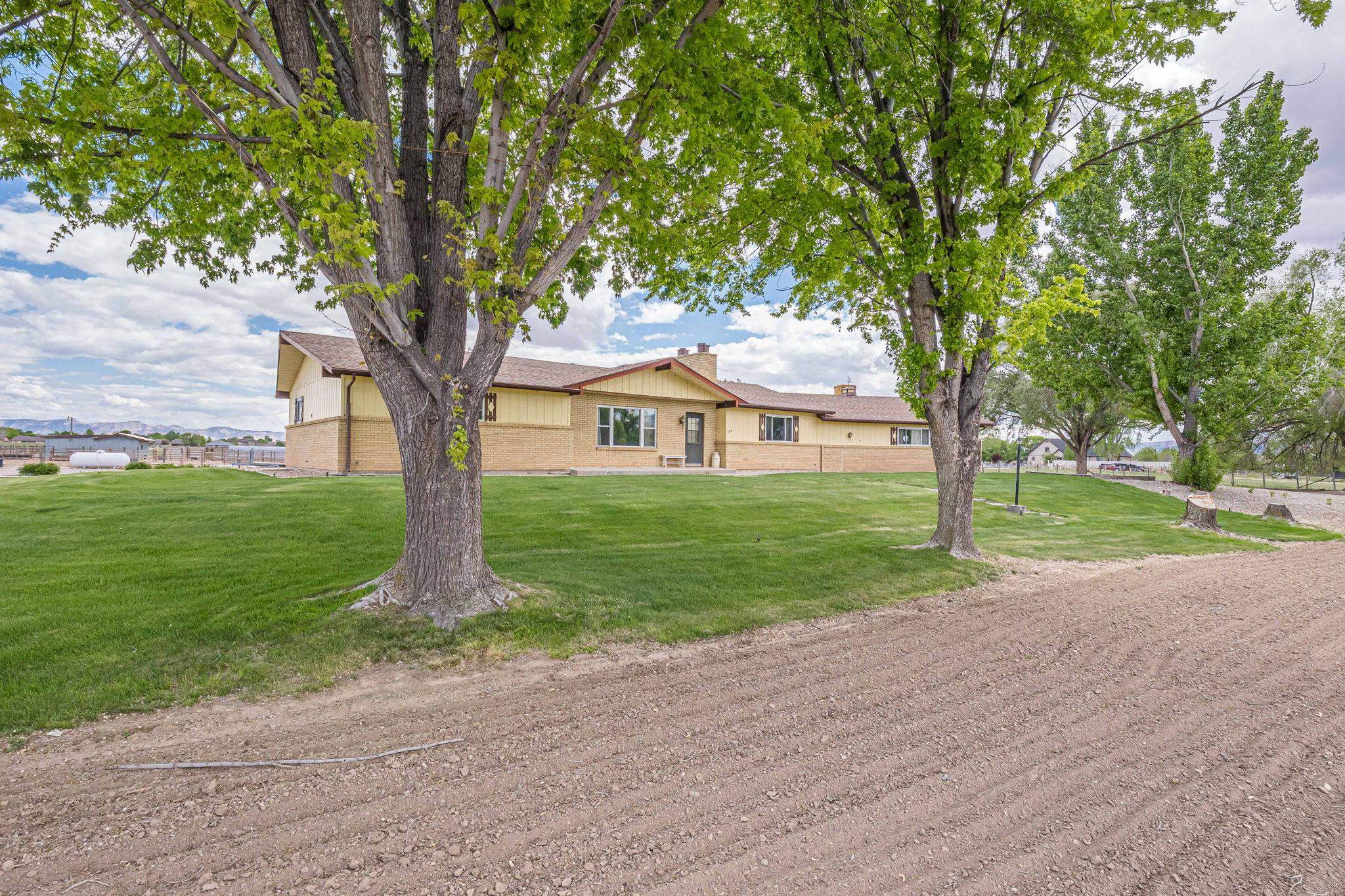 1176 17 1/2 Road Property Photo 3