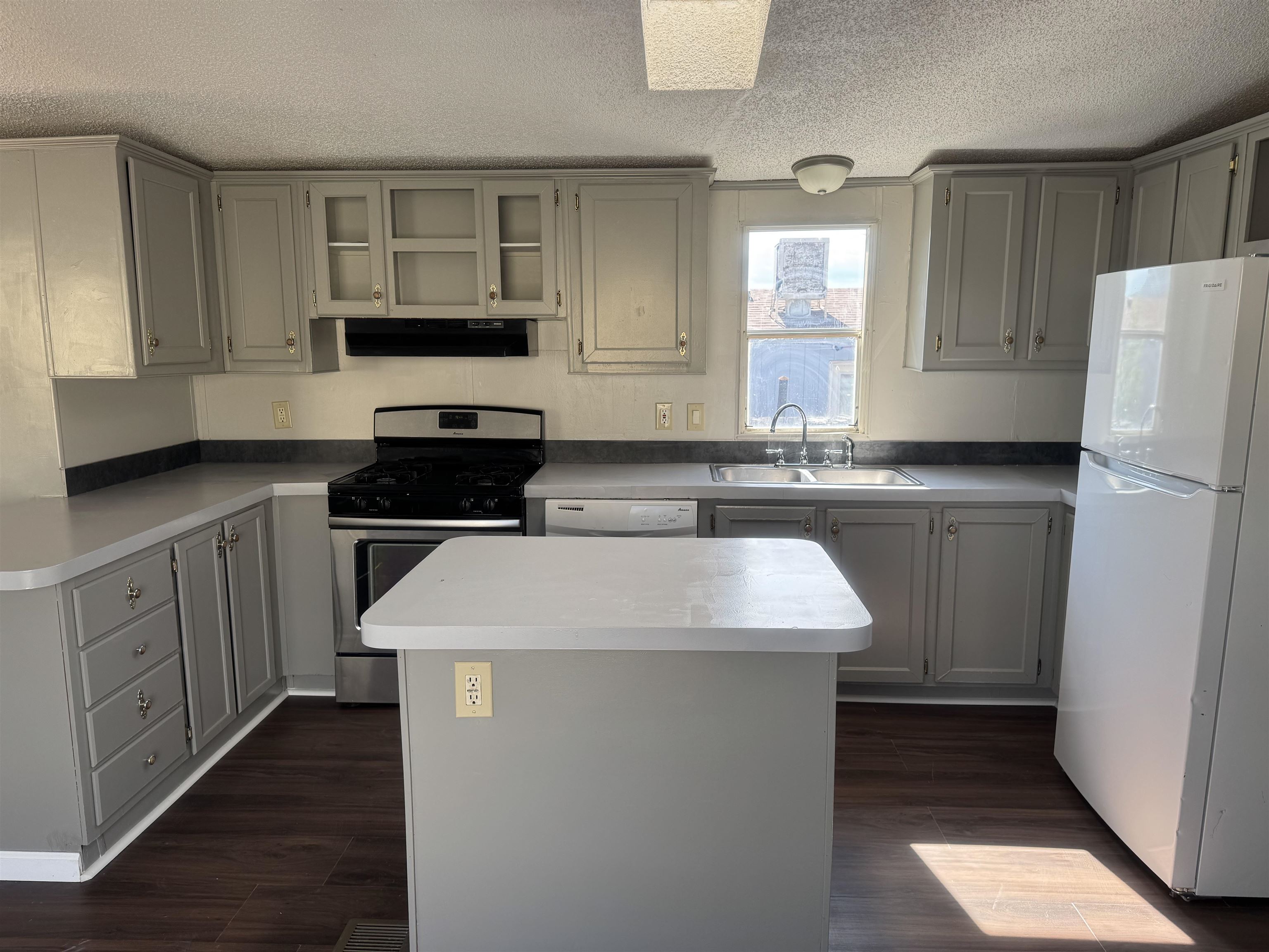 1040 Gilsonite Avenue Property Photo 4