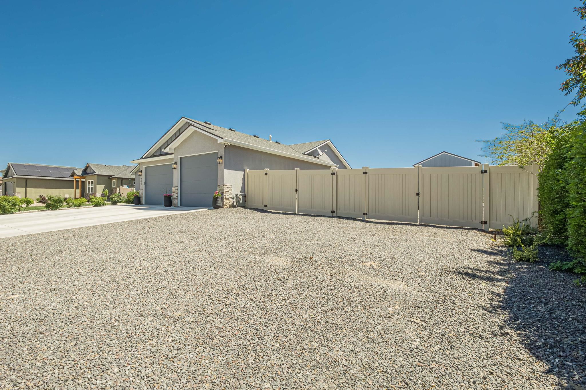 902 Cresthaven Drive Property Photo 4