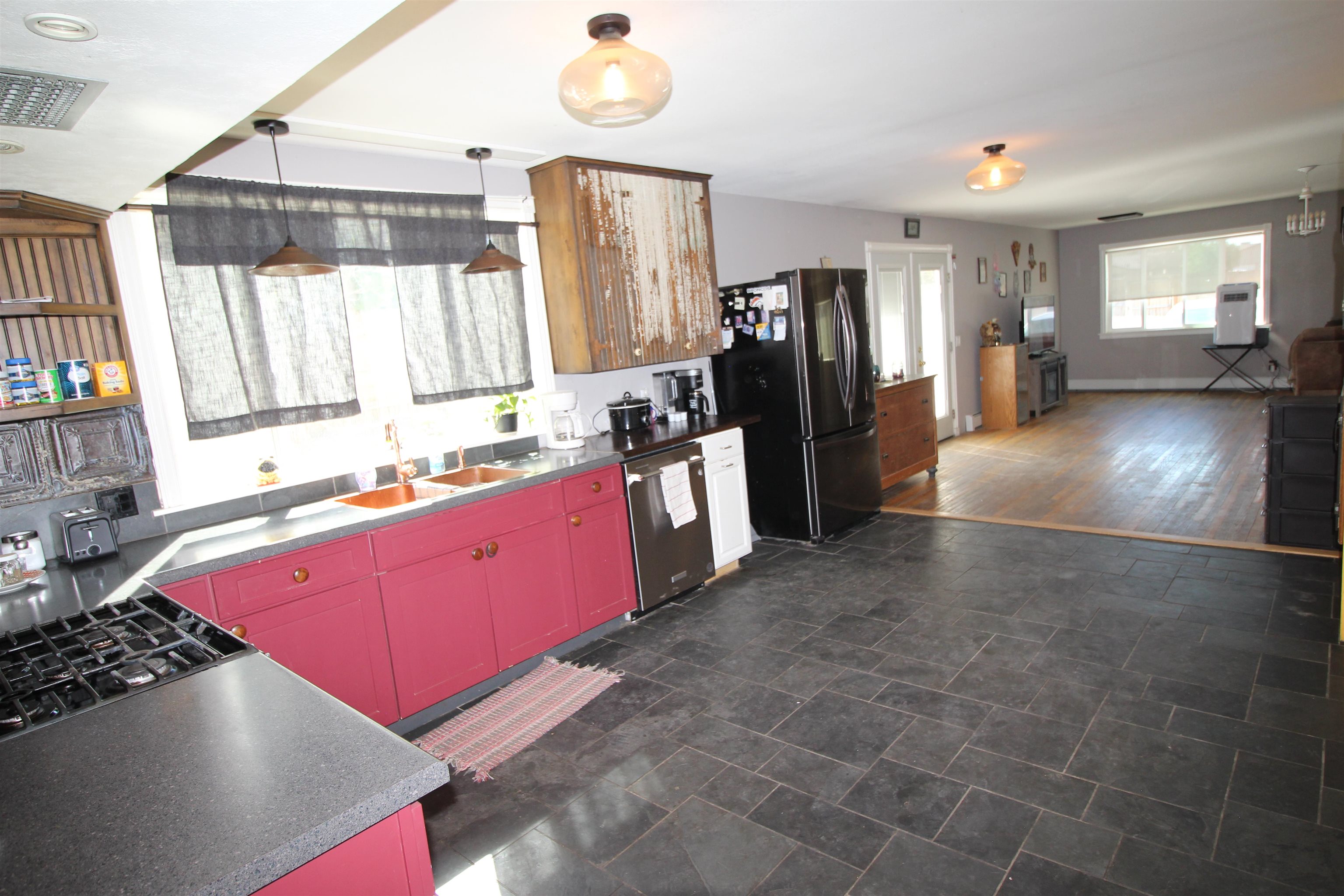1150 E 7th Street Property Photo 9