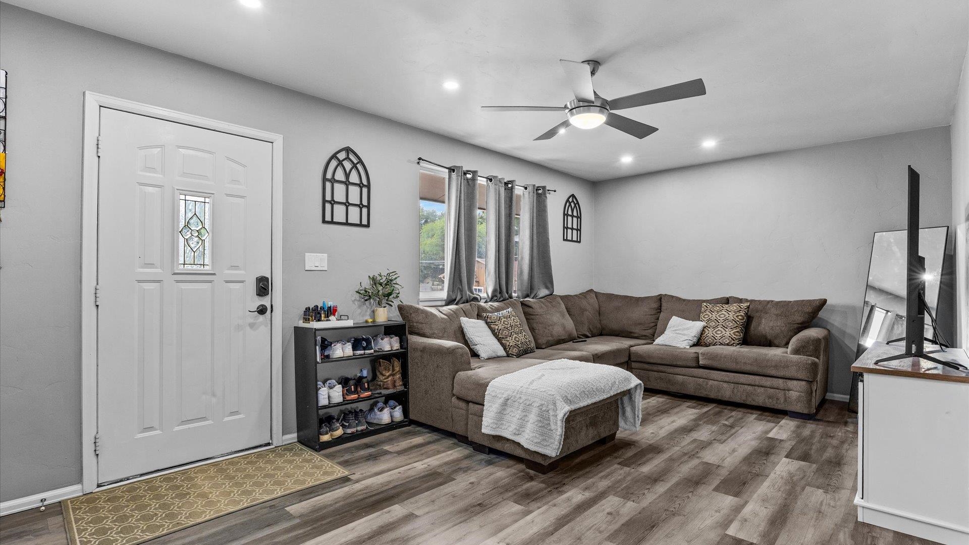 644 32 Road Property Photo 2