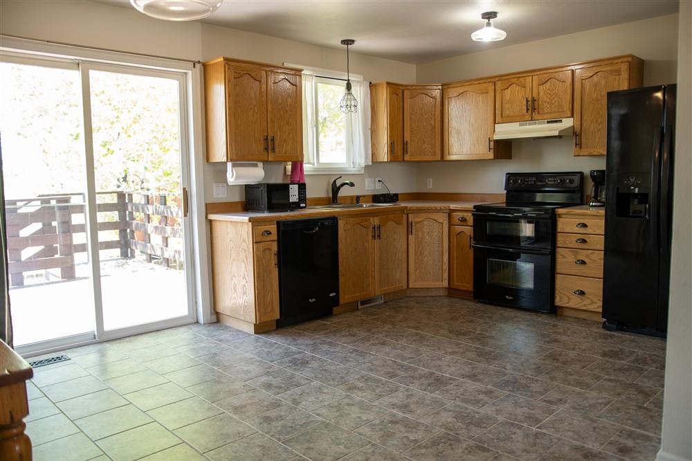 500 W Rider Road Property Photo 5