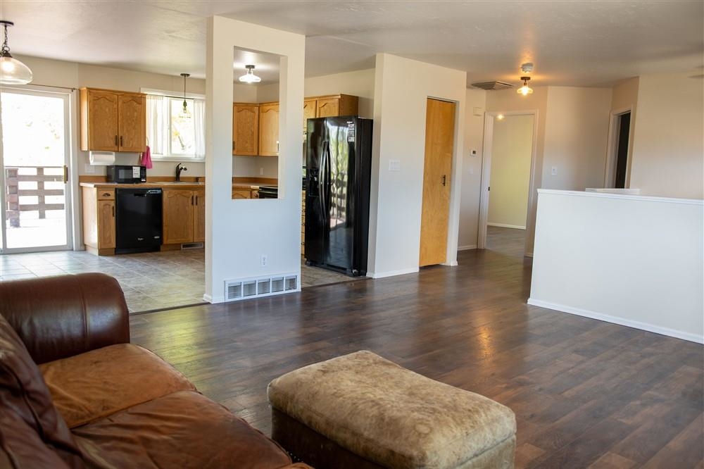 500 W Rider Road Property Photo 7
