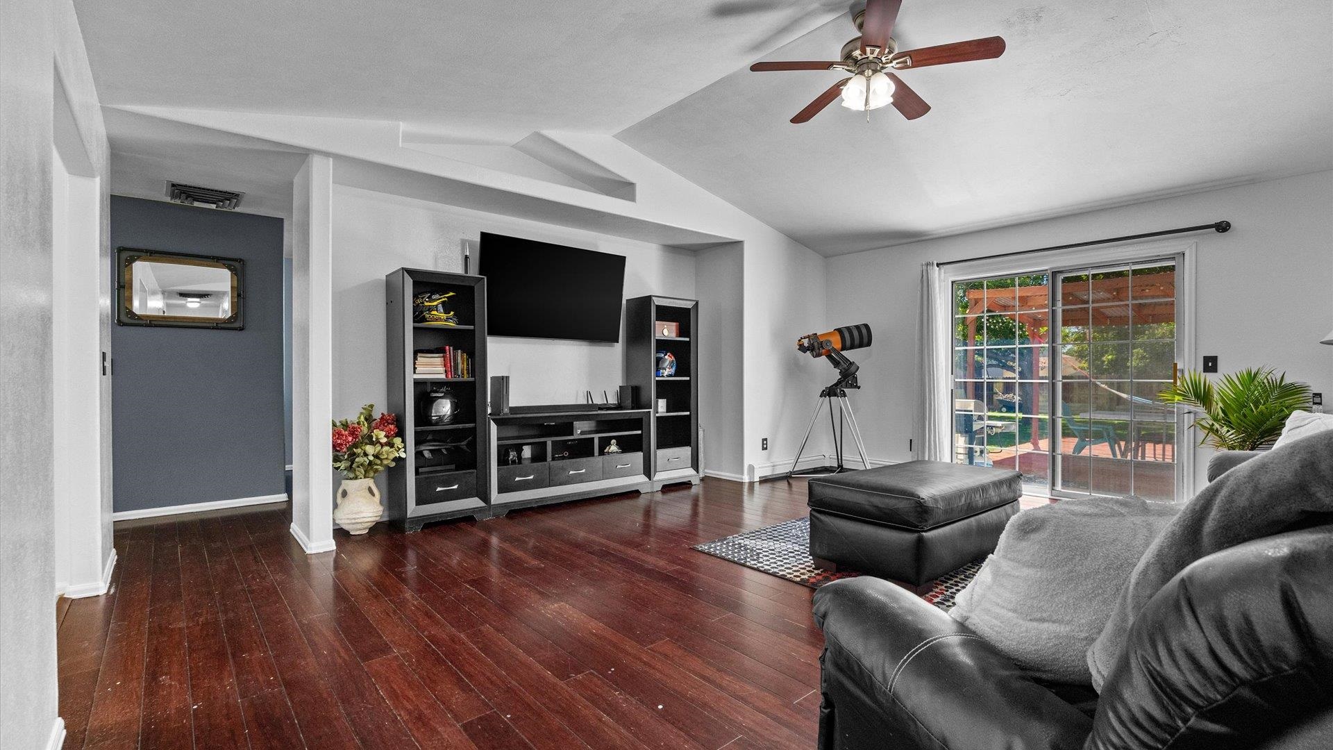 555 E Valley Drive Property Photo 4