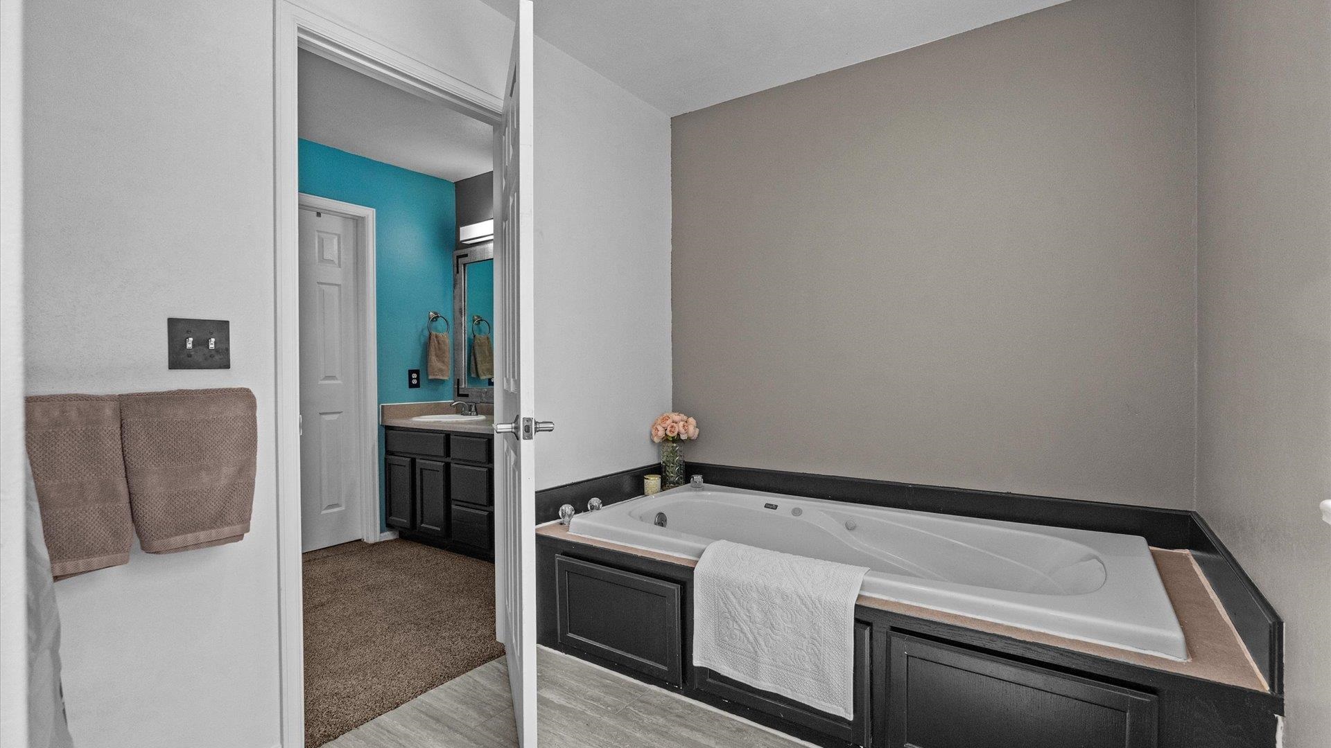 555 E Valley Drive Property Photo 15