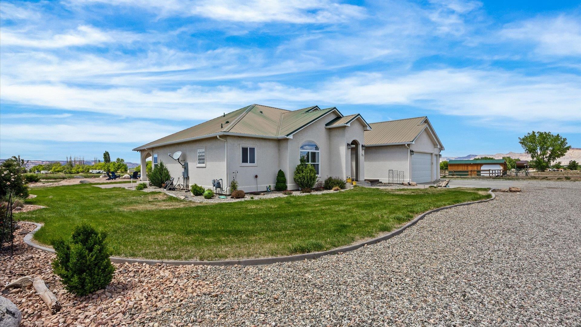 211 32 Road Property Photo