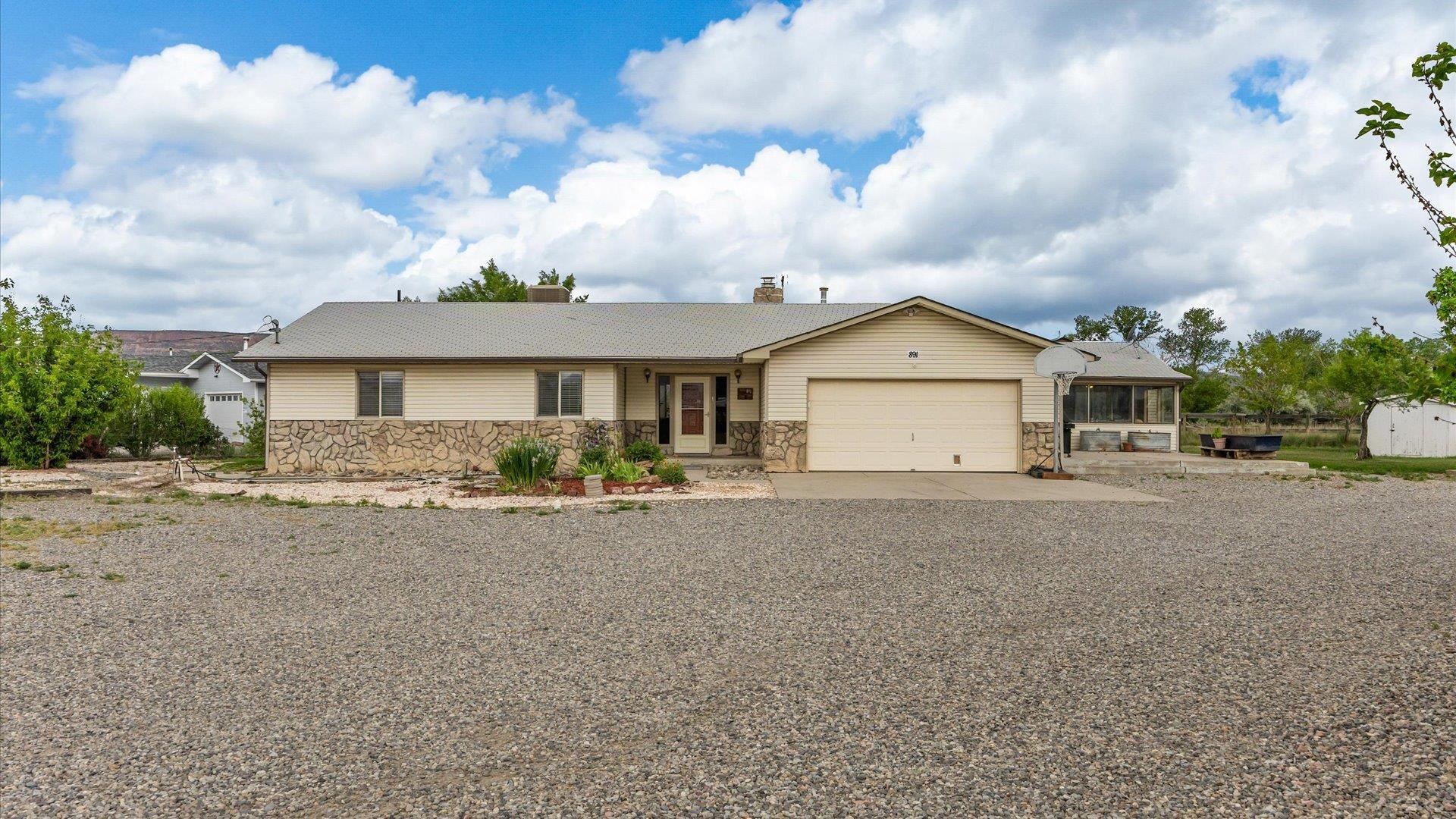 891 20 1/2 Road Property Photo 1