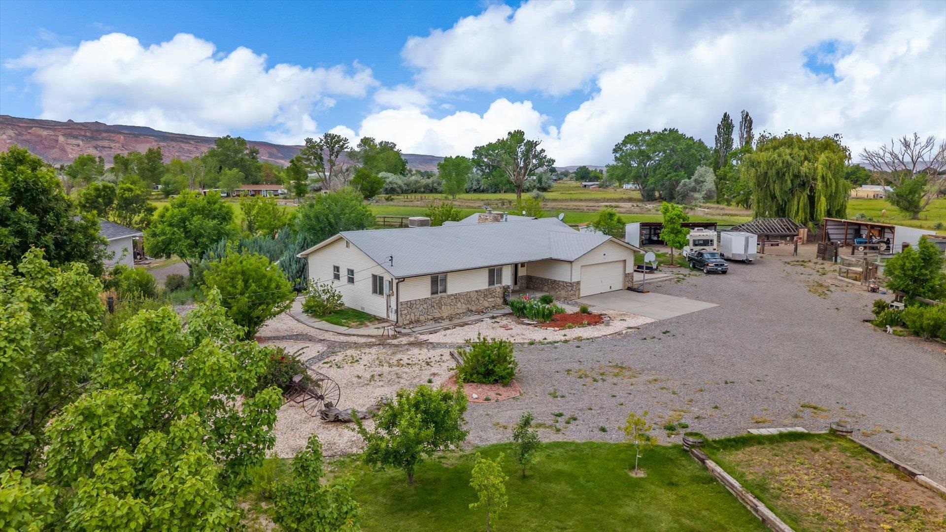 891 20 1/2 Road Property Photo 3