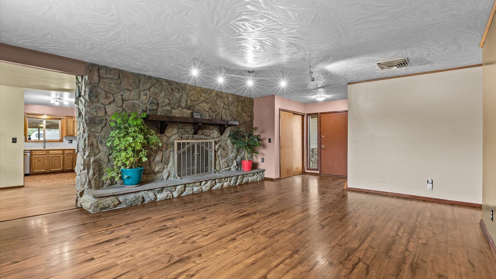 891 20 1/2 Road Property Photo 6