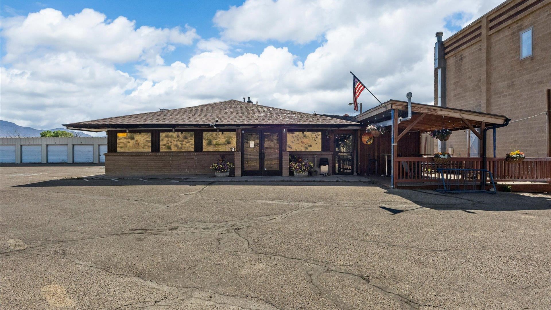 Wingnutz Railroad Avenue Property Photo 3
