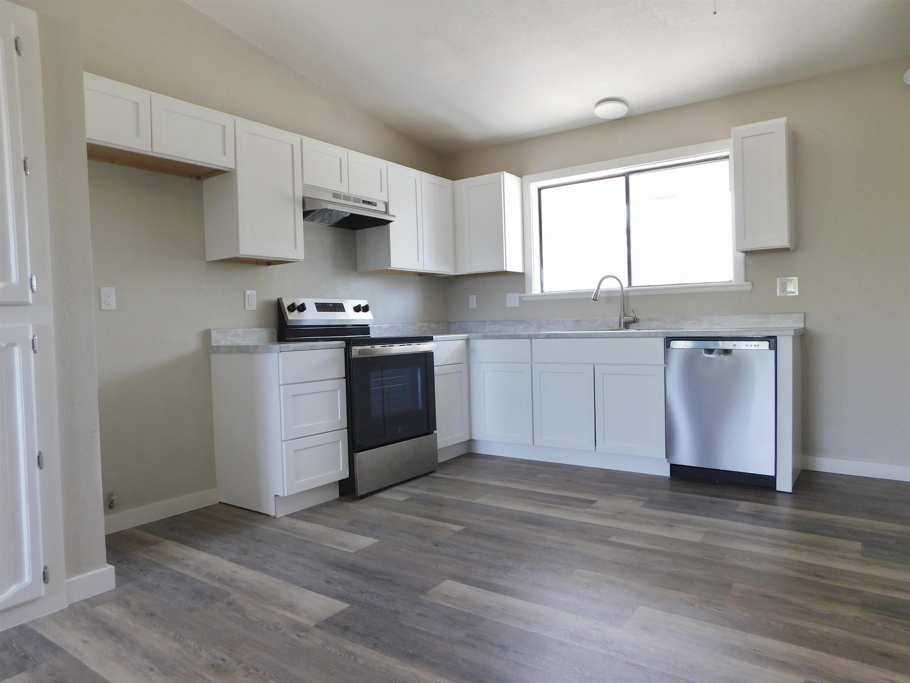 566 1/2 Garfield Drive Property Photo 3
