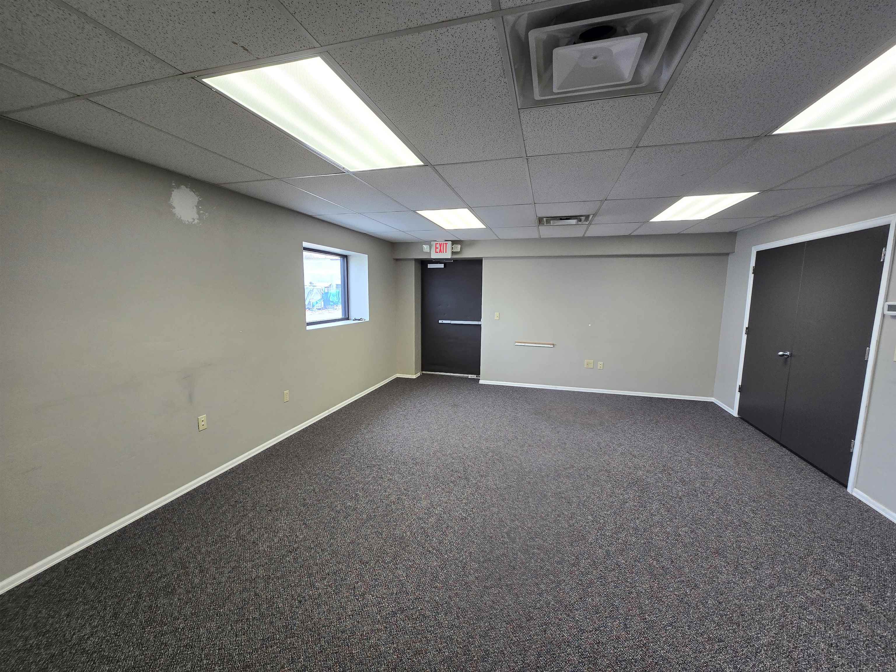 529 E Grand Avenue Property Photo 6