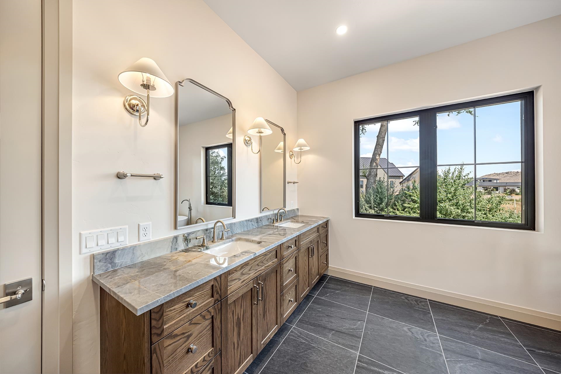 657 Ellen Drive Property Photo 12